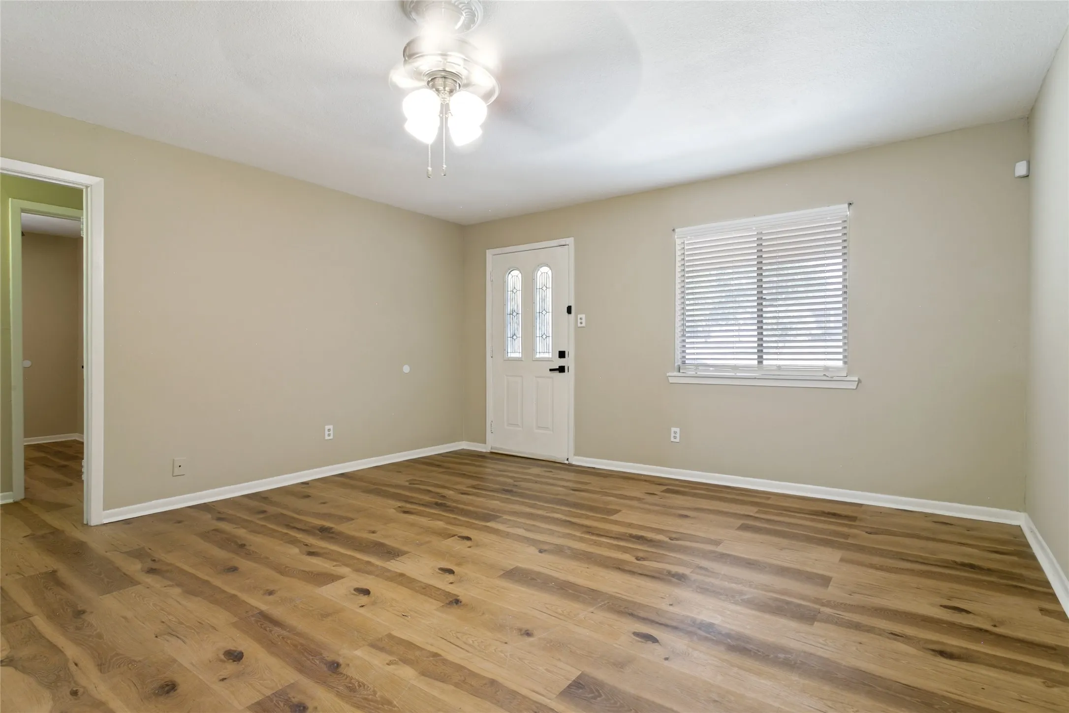 Single Family Residence For Sale in Tarrant County , 5416 Goodman Avenue, Fort Worth, Texas 76107, 3 Bedroom, 2 Bathroom, 1 Garage spaces, 1,580 Sqft, built in 1965, mls#21353175, Real Estate Agent in Fort Worth, Homes For Sale in Tarrant county, Homes For Sale in Fort Worth, Realtor in Fort Worth Texas, Real Estate Brokerage Independent Realty Texas, Luminita Cordes Realtor