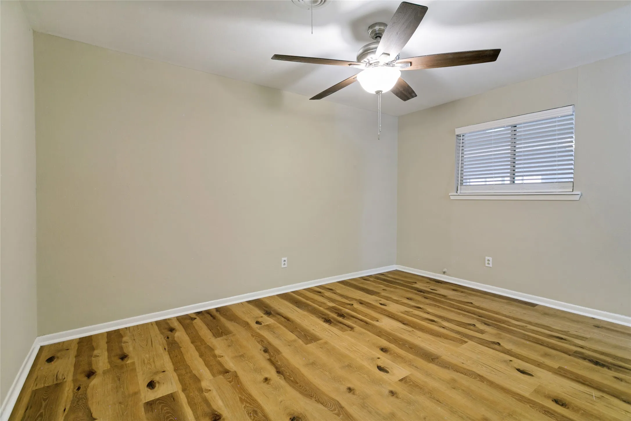 Single Family Residence For Sale in Tarrant County , 5416 Goodman Avenue, Fort Worth, Texas 76107, 3 Bedroom, 2 Bathroom, 1 Garage spaces, 1,580 Sqft, built in 1965, mls#21353175, Real Estate Agent in Fort Worth, Homes For Sale in Tarrant county, Homes For Sale in Fort Worth, Realtor in Fort Worth Texas, Real Estate Brokerage Independent Realty Texas, Luminita Cordes Realtor