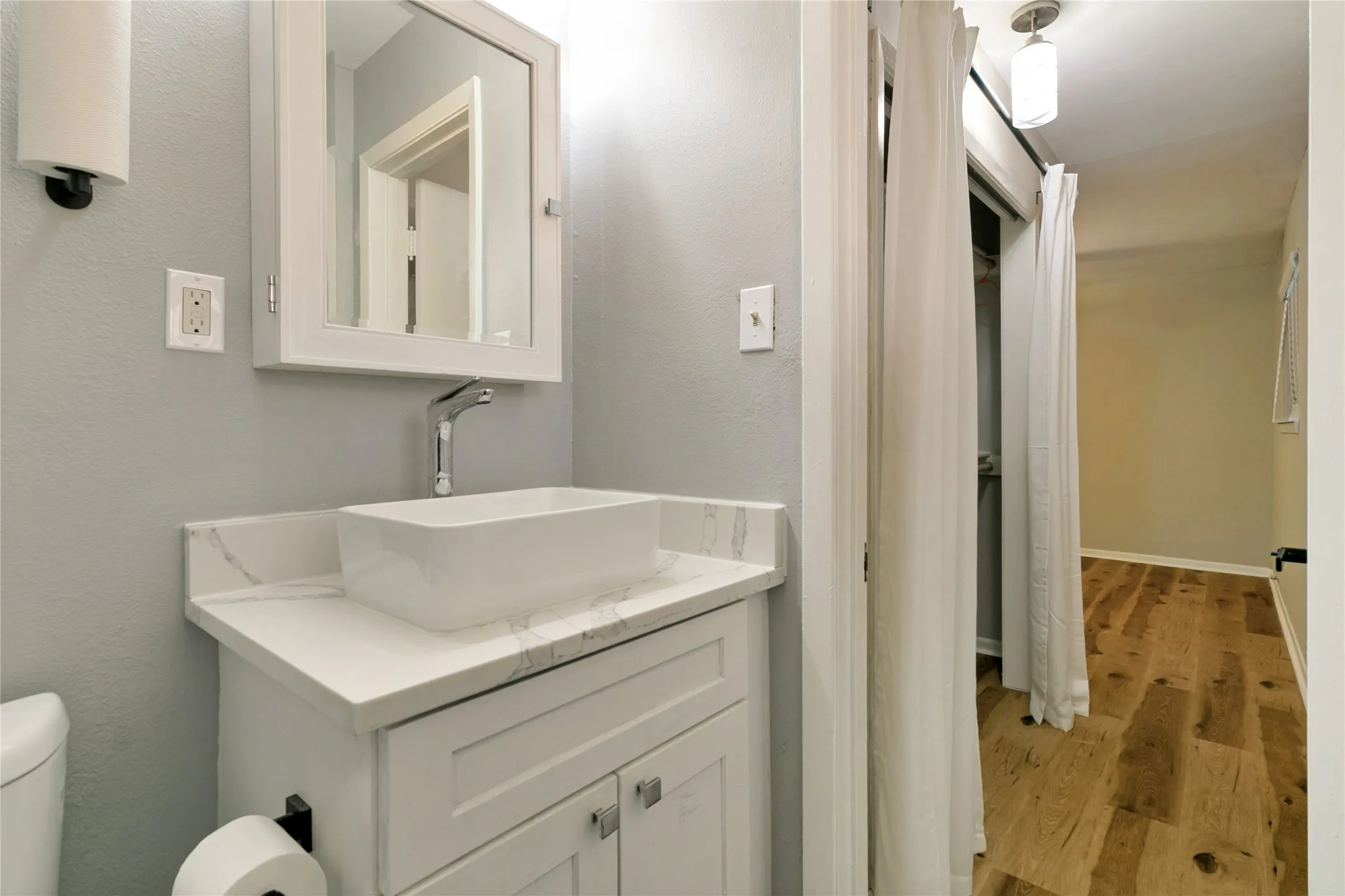 Single Family Residence For Sale in Tarrant County , 5416 Goodman Avenue, Fort Worth, Texas 76107, 3 Bedroom, 2 Bathroom, 1 Garage spaces, 1,580 Sqft, built in 1965, mls#21353175, Real Estate Agent in Fort Worth, Homes For Sale in Tarrant county, Homes For Sale in Fort Worth, Realtor in Fort Worth Texas, Real Estate Brokerage Independent Realty Texas, Luminita Cordes Realtor
