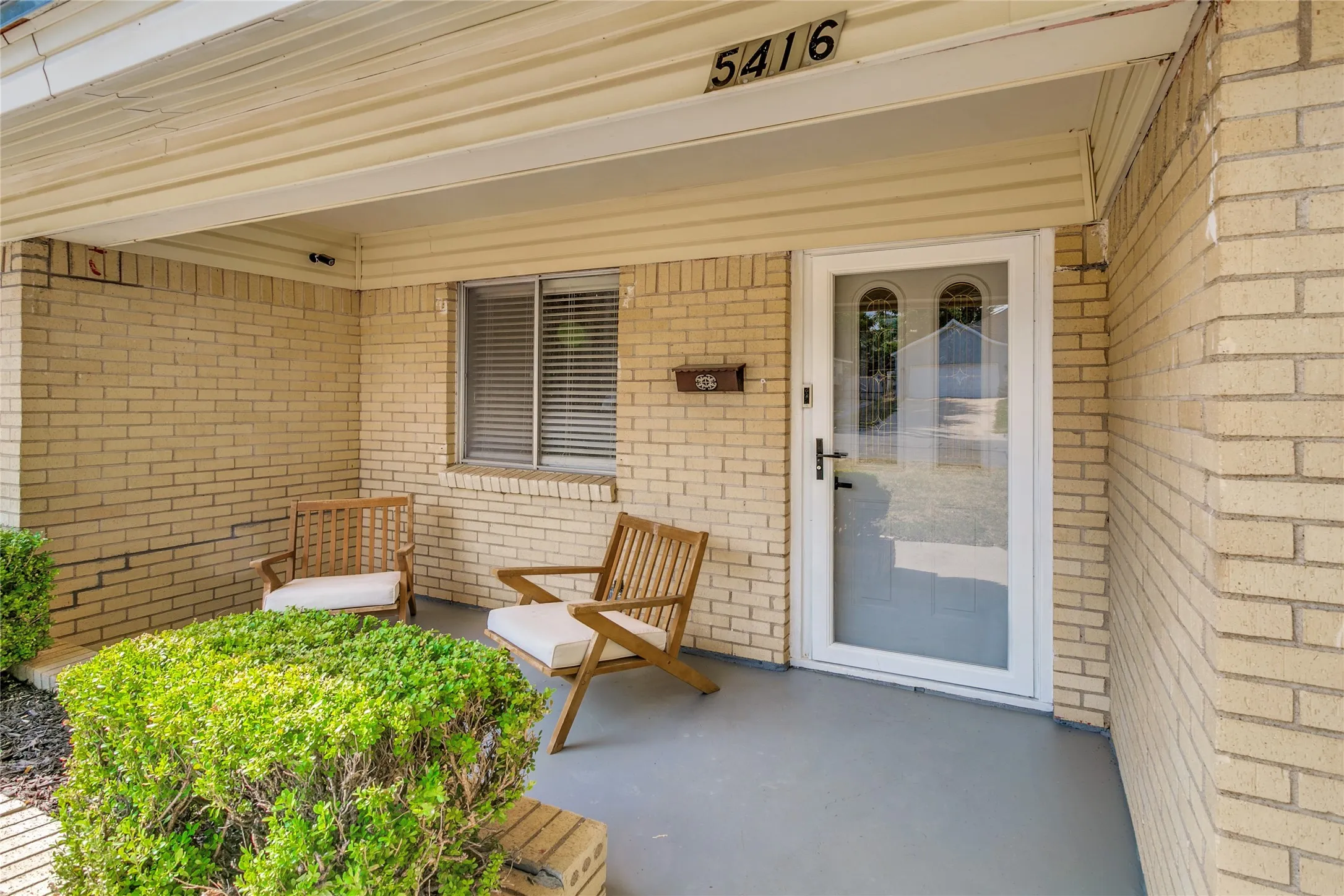 Single Family Residence For Sale in Tarrant County , 5416 Goodman Avenue, Fort Worth, Texas 76107, 3 Bedroom, 2 Bathroom, 1 Garage spaces, 1,580 Sqft, built in 1965, mls#21353175, Real Estate Agent in Fort Worth, Homes For Sale in Tarrant county, Homes For Sale in Fort Worth, Realtor in Fort Worth Texas, Real Estate Brokerage Independent Realty Texas, Luminita Cordes Realtor