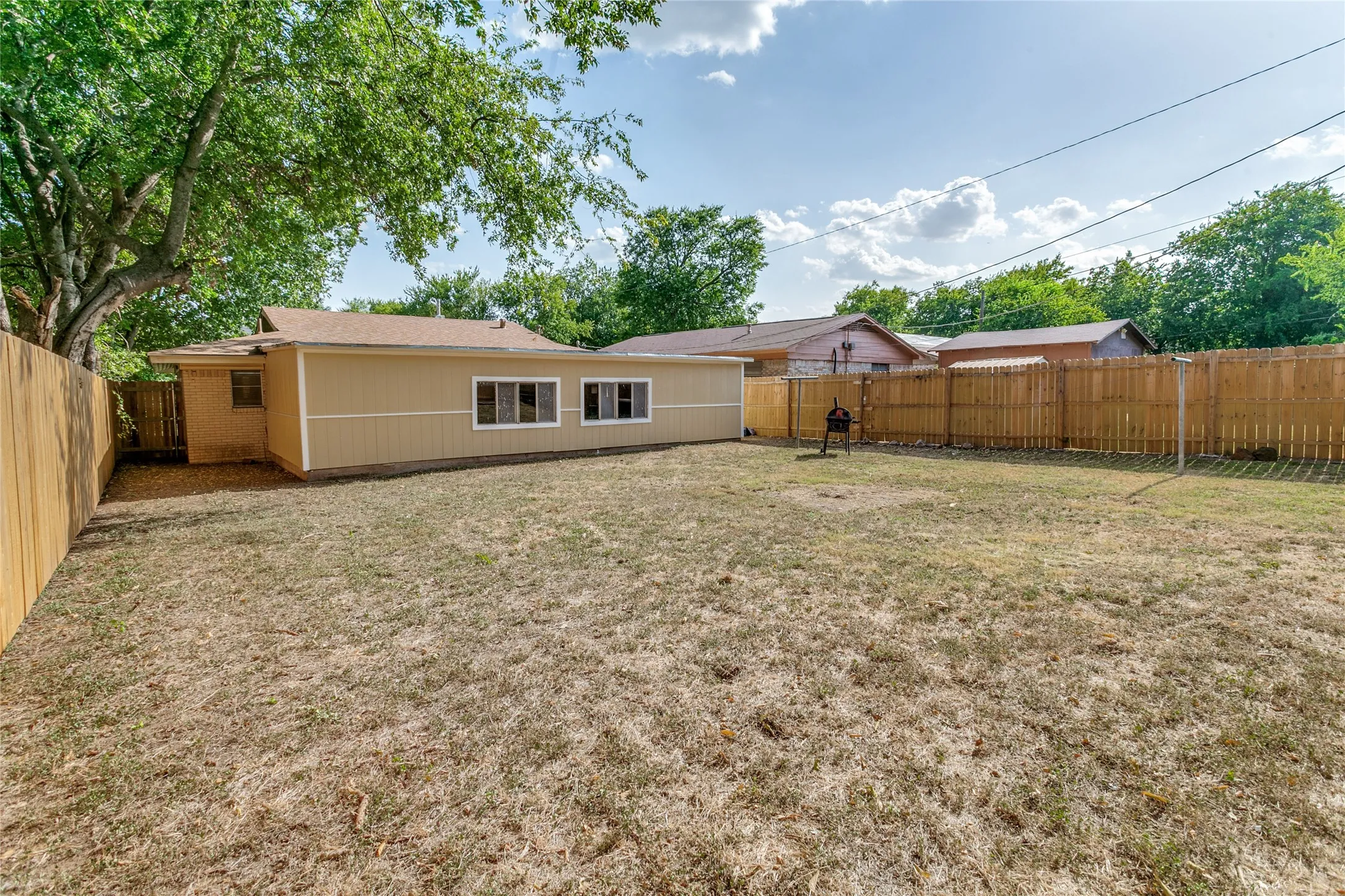Single Family Residence For Sale in Tarrant County , 5416 Goodman Avenue, Fort Worth, Texas 76107, 3 Bedroom, 2 Bathroom, 1 Garage spaces, 1,580 Sqft, built in 1965, mls#21353175, Real Estate Agent in Fort Worth, Homes For Sale in Tarrant county, Homes For Sale in Fort Worth, Realtor in Fort Worth Texas, Real Estate Brokerage Independent Realty Texas, Luminita Cordes Realtor