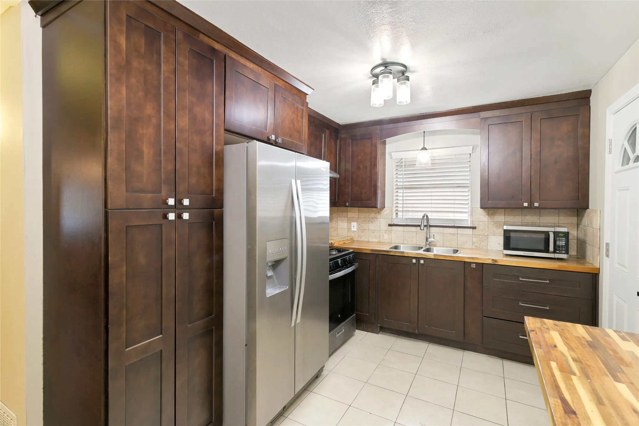 Single Family Residence For Sale in Tarrant County , 5416 Goodman Avenue, Fort Worth, Texas 76107, 3 Bedroom, 2 Bathroom, 1 Garage spaces, 1,580 Sqft, built in 1965, mls#21353175, Real Estate Agent in Fort Worth, Homes For Sale in Tarrant county, Homes For Sale in Fort Worth, Realtor in Fort Worth Texas, Real Estate Brokerage Independent Realty Texas, Luminita Cordes Realtor