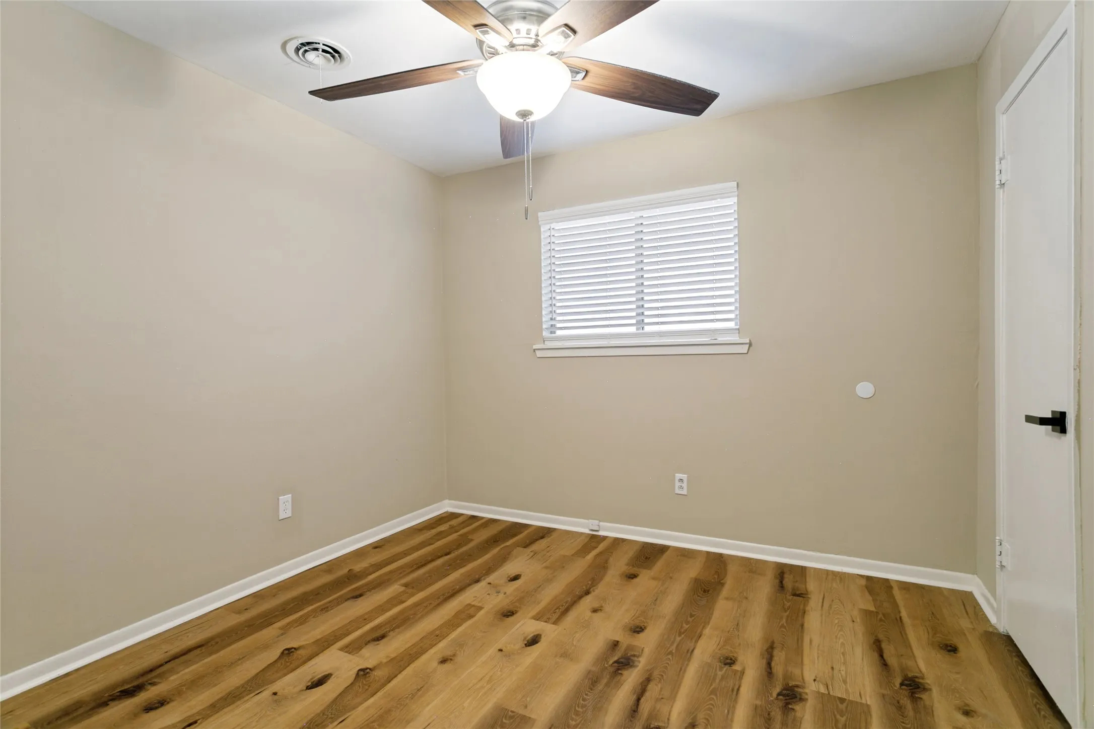 Single Family Residence For Sale in Tarrant County , 5416 Goodman Avenue, Fort Worth, Texas 76107, 3 Bedroom, 2 Bathroom, 1 Garage spaces, 1,580 Sqft, built in 1965, mls#21353175, Real Estate Agent in Fort Worth, Homes For Sale in Tarrant county, Homes For Sale in Fort Worth, Realtor in Fort Worth Texas, Real Estate Brokerage Independent Realty Texas, Luminita Cordes Realtor