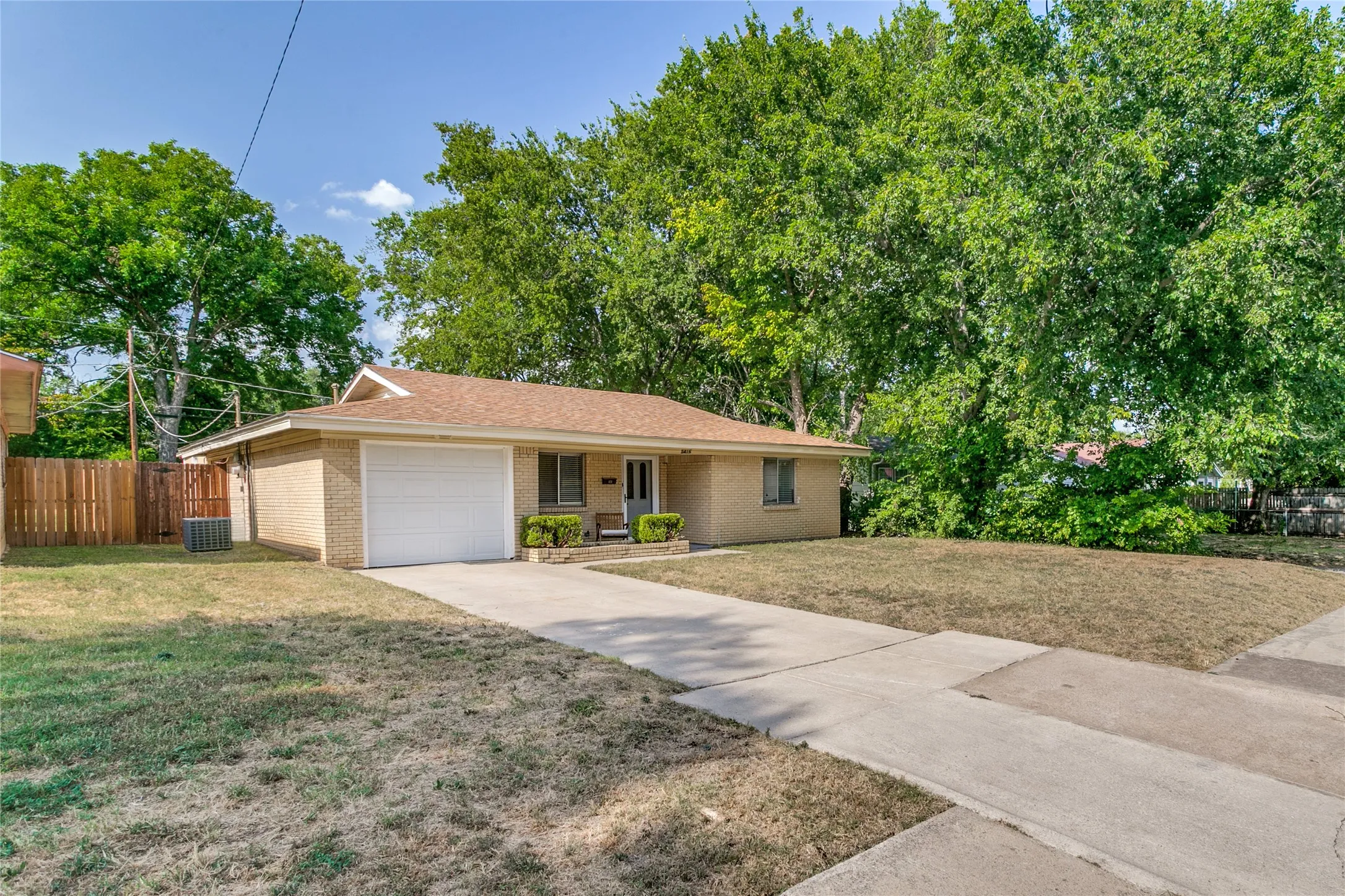 Single Family Residence For Sale in Tarrant County , 5416 Goodman Avenue, Fort Worth, Texas 76107, 3 Bedroom, 2 Bathroom, 1 Garage spaces, 1,580 Sqft, built in 1965, mls#21353175, Real Estate Agent in Fort Worth, Homes For Sale in Tarrant county, Homes For Sale in Fort Worth, Realtor in Fort Worth Texas, Real Estate Brokerage Independent Realty Texas, Luminita Cordes Realtor