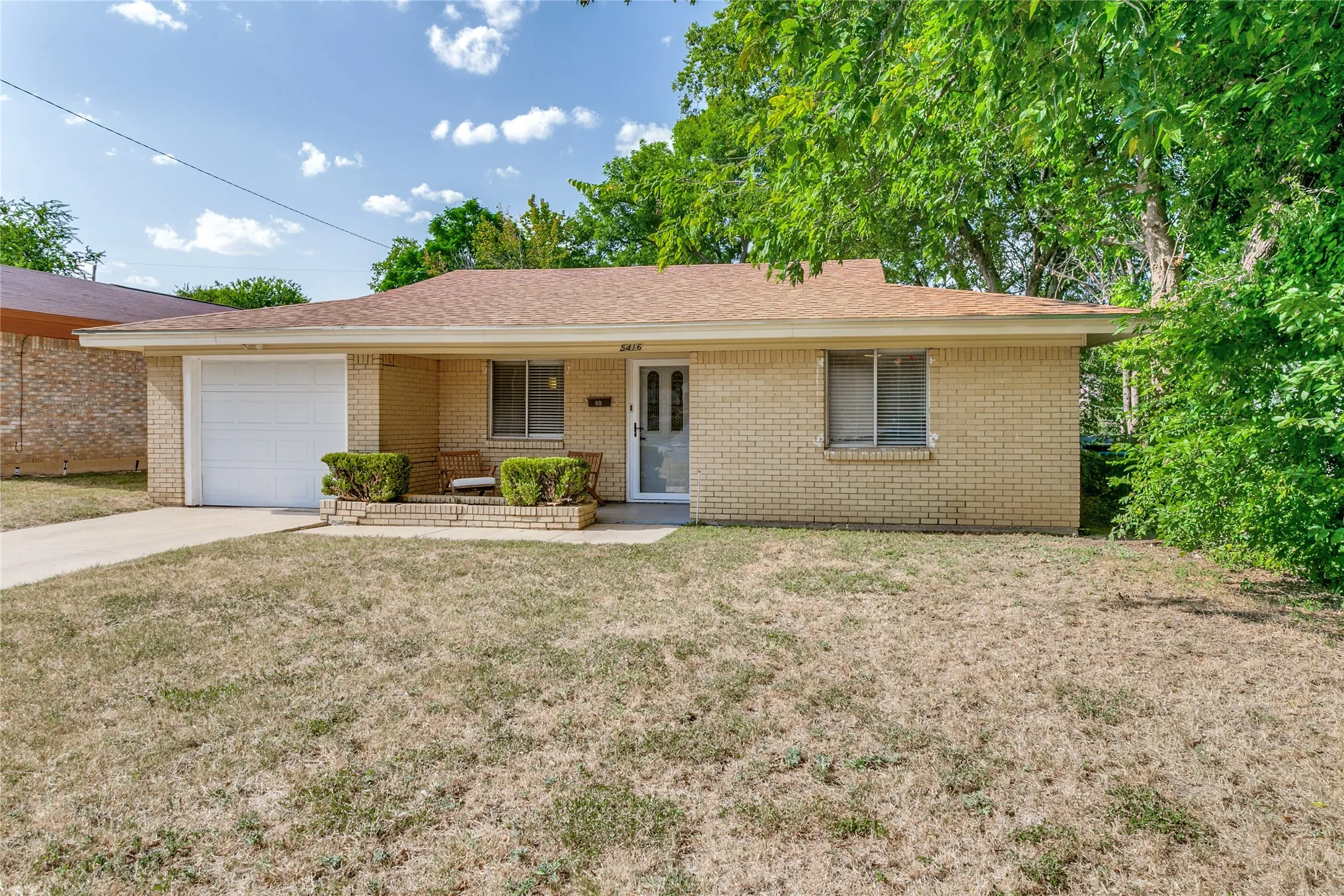 Single Family Residence For Sale in Tarrant County , 5416 Goodman Avenue, Fort Worth, Texas 76107, 3 Bedroom, 2 Bathroom, 1 Garage spaces, 1,580 Sqft, built in 1965, mls#21353175, Real Estate Agent in Fort Worth, Homes For Sale in Tarrant county, Homes For Sale in Fort Worth, Realtor in Fort Worth Texas, Real Estate Brokerage Independent Realty Texas, Luminita Cordes Realtor
