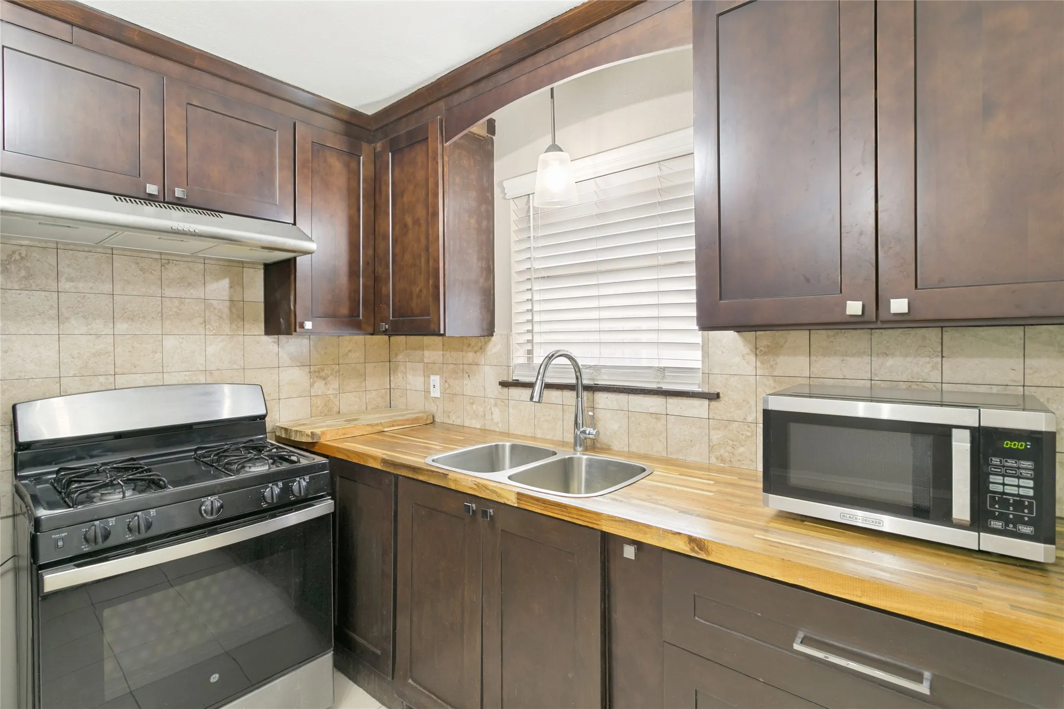 Single Family Residence For Sale in Tarrant County , 5416 Goodman Avenue, Fort Worth, Texas 76107, 3 Bedroom, 2 Bathroom, 1 Garage spaces, 1,580 Sqft, built in 1965, mls#21353175, Real Estate Agent in Fort Worth, Homes For Sale in Tarrant county, Homes For Sale in Fort Worth, Realtor in Fort Worth Texas, Real Estate Brokerage Independent Realty Texas, Luminita Cordes Realtor