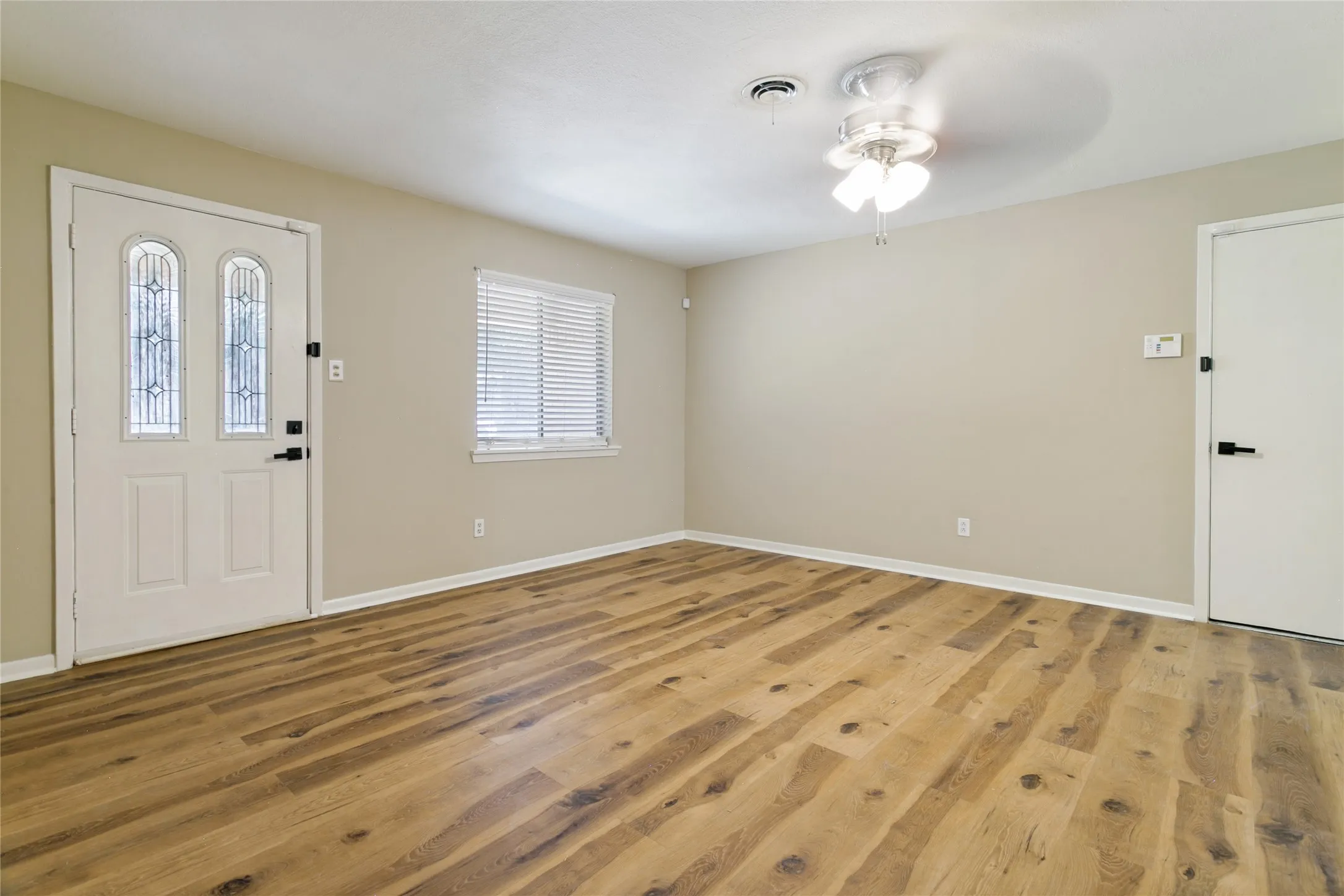 Single Family Residence For Sale in Tarrant County , 5416 Goodman Avenue, Fort Worth, Texas 76107, 3 Bedroom, 2 Bathroom, 1 Garage spaces, 1,580 Sqft, built in 1965, mls#21353175, Real Estate Agent in Fort Worth, Homes For Sale in Tarrant county, Homes For Sale in Fort Worth, Realtor in Fort Worth Texas, Real Estate Brokerage Independent Realty Texas, Luminita Cordes Realtor