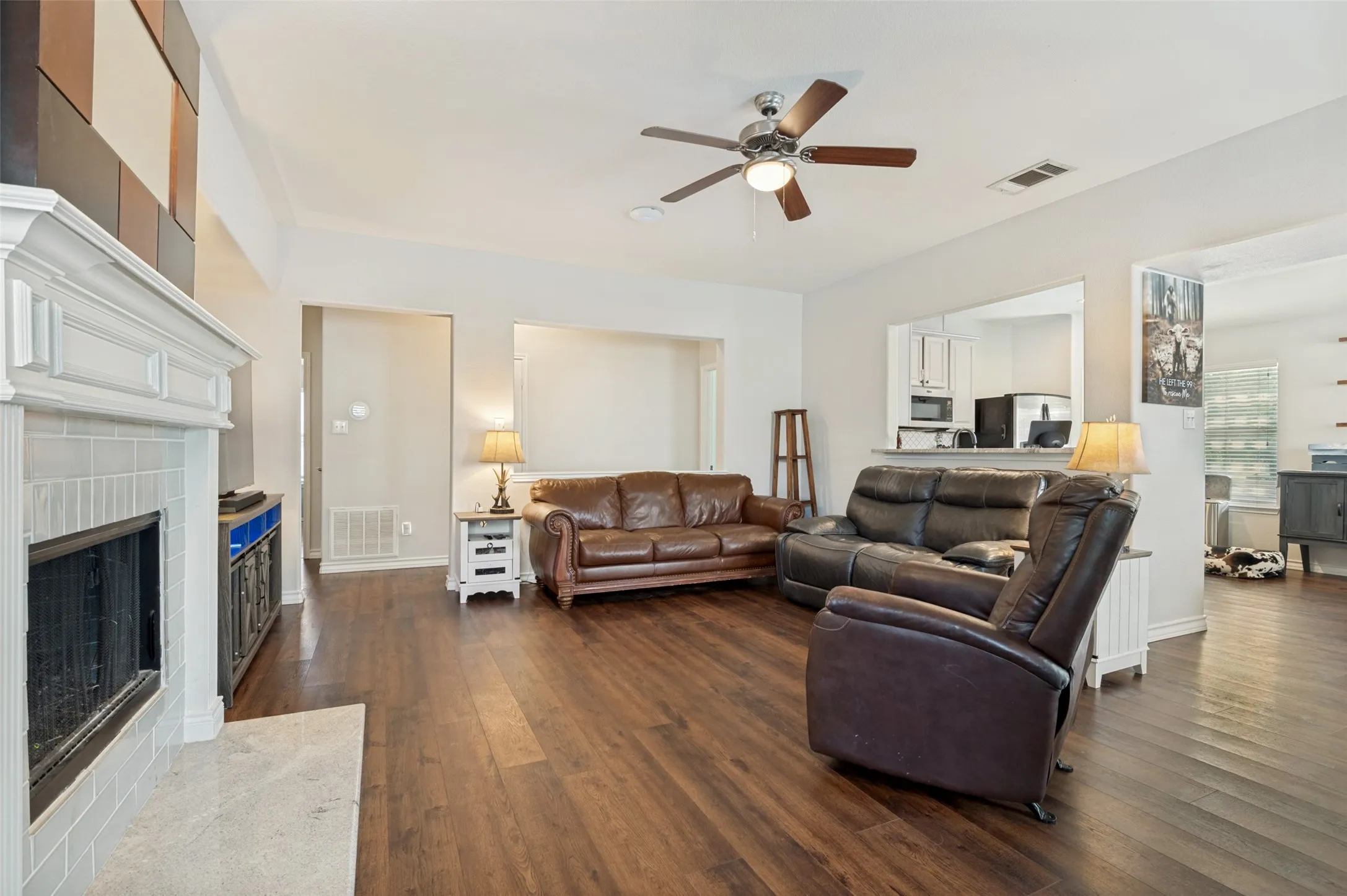 Single Family Residence For Sale in Dallas County , 5440 Cameron Drive, Grand Prairie, Texas 75052, 4 Bedroom, 2 Bathroom, 2 Garage spaces, 1,922 Sqft, built in 2007, mls#21352874, Real Estate Agent in Grand Prairie, Homes For Sale in Dallas county, Homes For Sale in Grand Prairie, Realtor in Grand Prairie Texas, Real Estate Brokerage Independent Realty Texas, Luminita Cordes Realtor