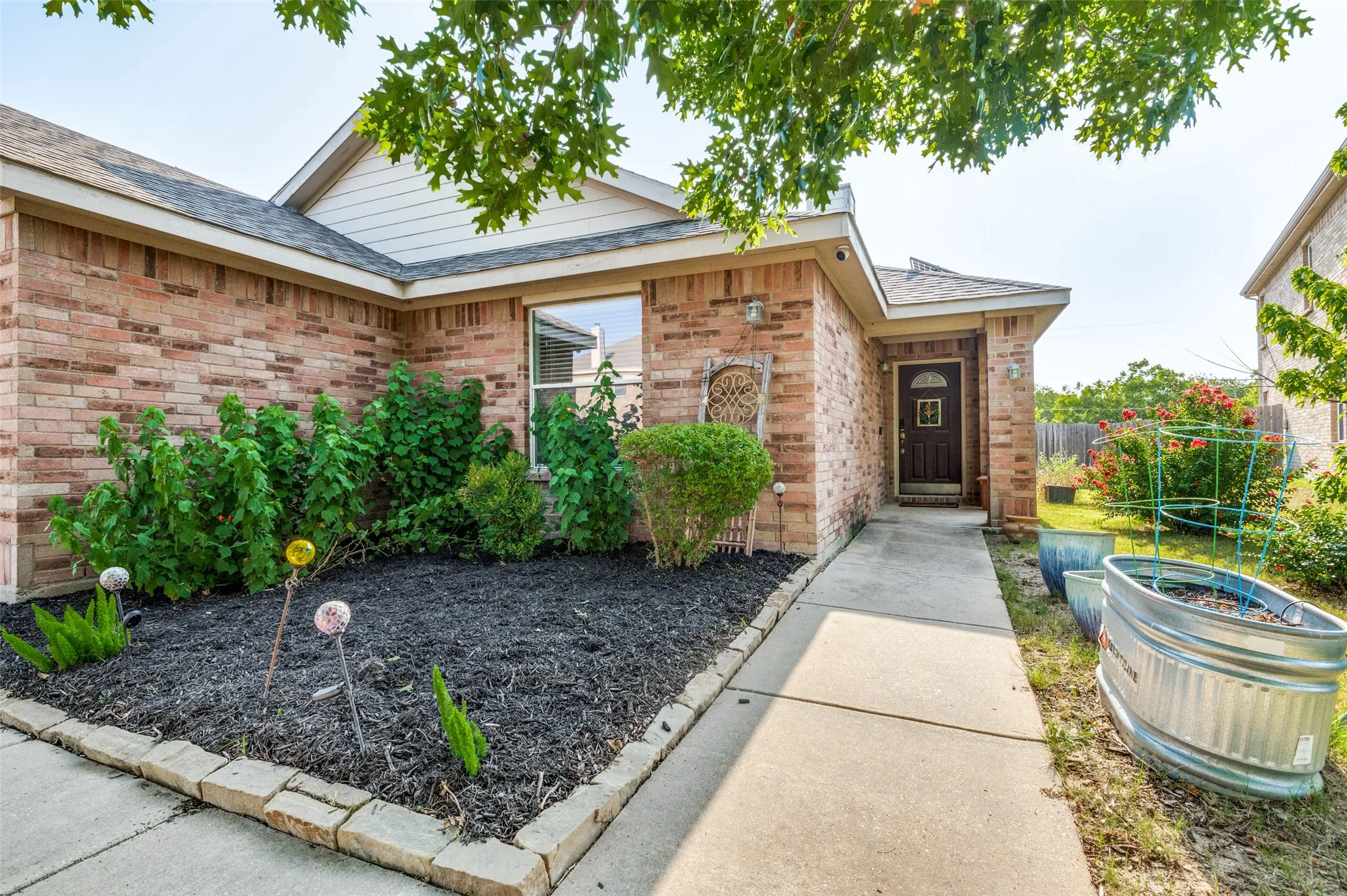 Single Family Residence For Sale in Dallas County , 5440 Cameron Drive, Grand Prairie, Texas 75052, 4 Bedroom, 2 Bathroom, 2 Garage spaces, 1,922 Sqft, built in 2007, mls#21352874, Real Estate Agent in Grand Prairie, Homes For Sale in Dallas county, Homes For Sale in Grand Prairie, Realtor in Grand Prairie Texas, Real Estate Brokerage Independent Realty Texas, Luminita Cordes Realtor
