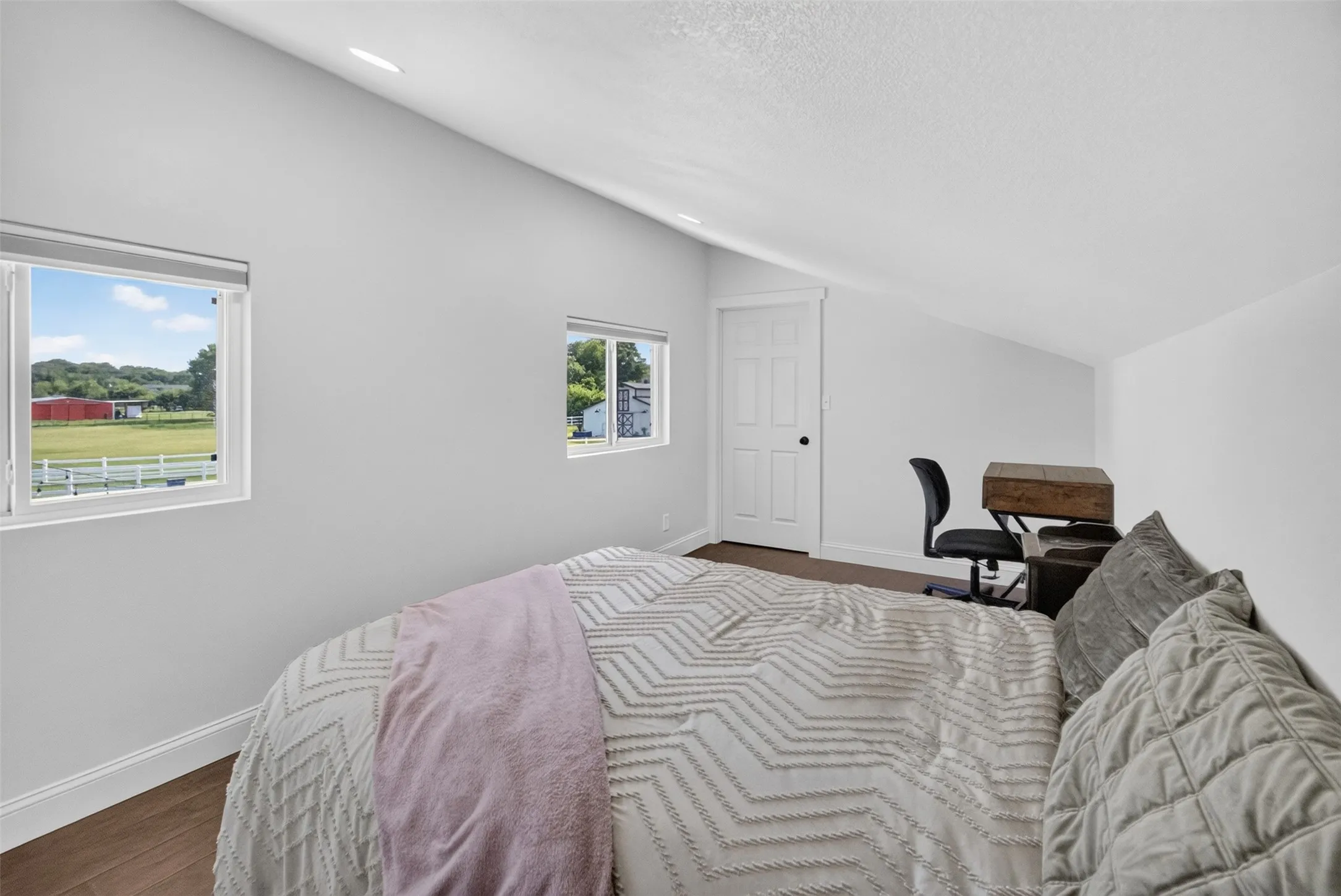 Single Family Residence For Sale in Tarrant County , 31 Rancho Drive N, Fort Worth, Texas 76244, 5 Bedroom, 4 Bathroom, 3 Garage spaces, 3,200 Sqft, built in 1986, mls#21352260, Real Estate Agent in Fort Worth, Homes For Sale in Tarrant county, Homes For Sale in Fort Worth, Realtor in Fort Worth Texas, Real Estate Brokerage Independent Realty Texas, Luminita Cordes Realtor