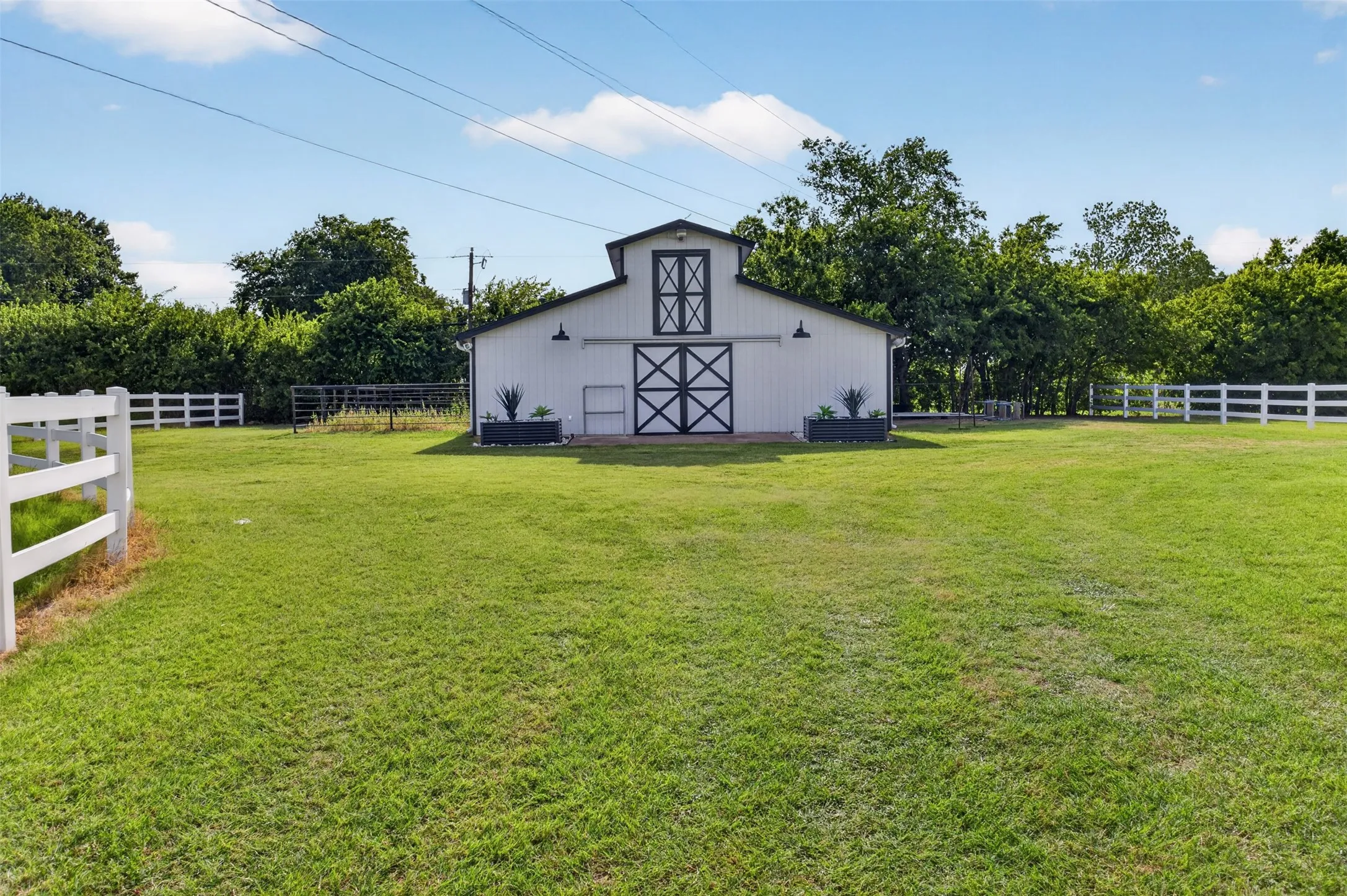 Single Family Residence For Sale in Tarrant County , 31 Rancho Drive N, Fort Worth, Texas 76244, 5 Bedroom, 4 Bathroom, 3 Garage spaces, 3,200 Sqft, built in 1986, mls#21352260, Real Estate Agent in Fort Worth, Homes For Sale in Tarrant county, Homes For Sale in Fort Worth, Realtor in Fort Worth Texas, Real Estate Brokerage Independent Realty Texas, Luminita Cordes Realtor