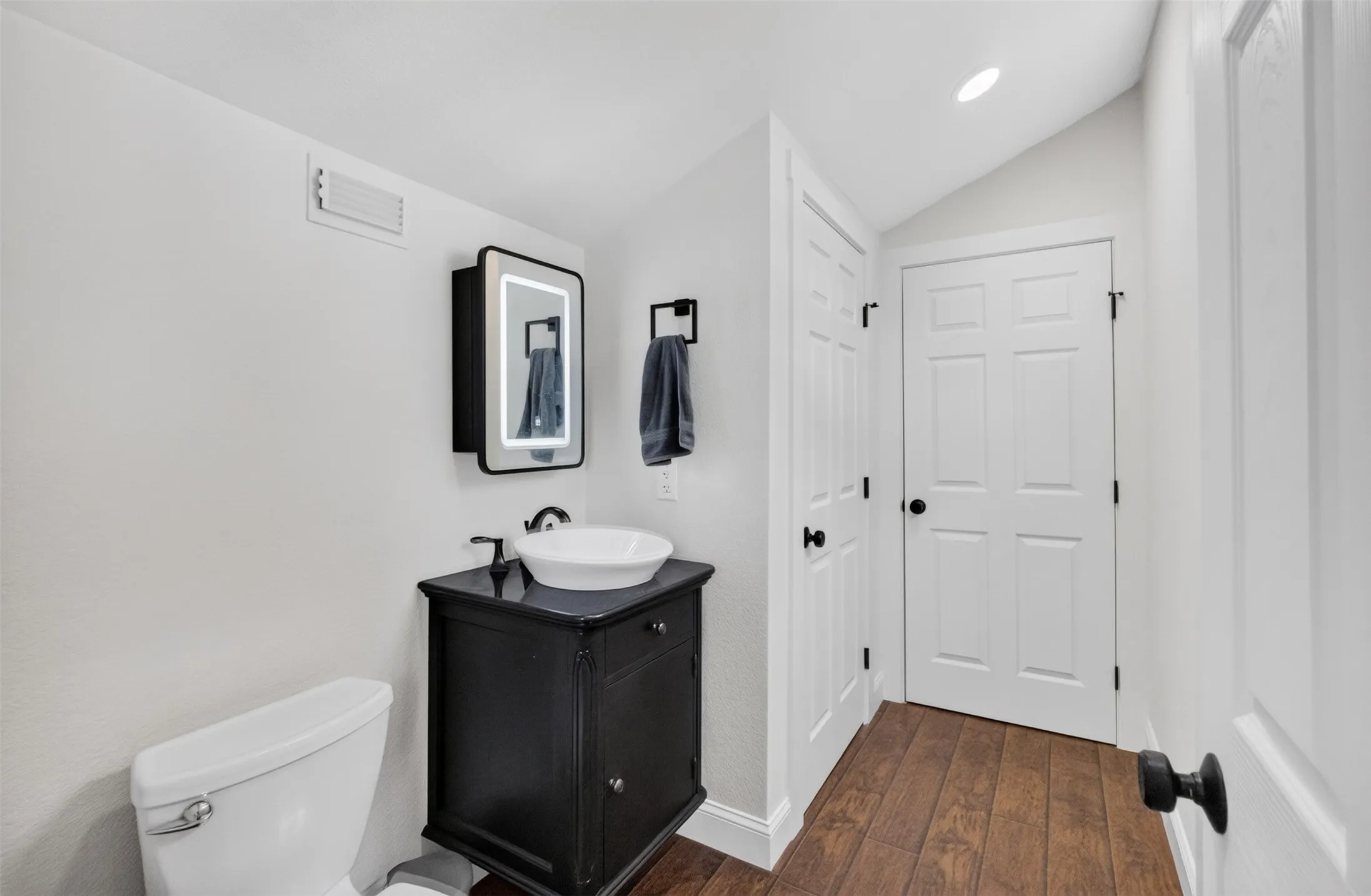 Single Family Residence For Sale in Tarrant County , 31 Rancho Drive N, Fort Worth, Texas 76244, 5 Bedroom, 4 Bathroom, 3 Garage spaces, 3,200 Sqft, built in 1986, mls#21352260, Real Estate Agent in Fort Worth, Homes For Sale in Tarrant county, Homes For Sale in Fort Worth, Realtor in Fort Worth Texas, Real Estate Brokerage Independent Realty Texas, Luminita Cordes Realtor