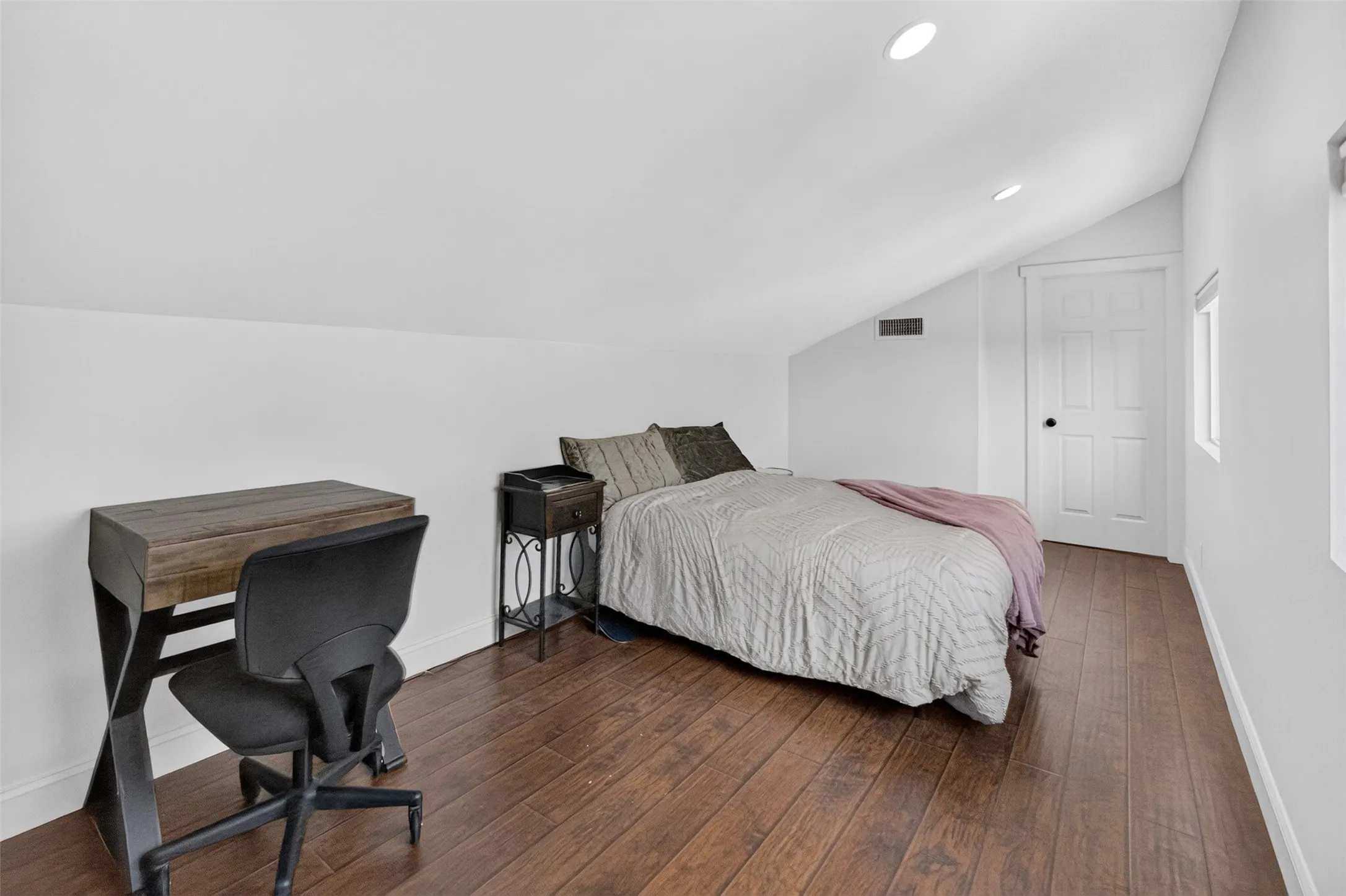 Single Family Residence For Sale in Tarrant County , 31 Rancho Drive N, Fort Worth, Texas 76244, 5 Bedroom, 4 Bathroom, 3 Garage spaces, 3,200 Sqft, built in 1986, mls#21352260, Real Estate Agent in Fort Worth, Homes For Sale in Tarrant county, Homes For Sale in Fort Worth, Realtor in Fort Worth Texas, Real Estate Brokerage Independent Realty Texas, Luminita Cordes Realtor