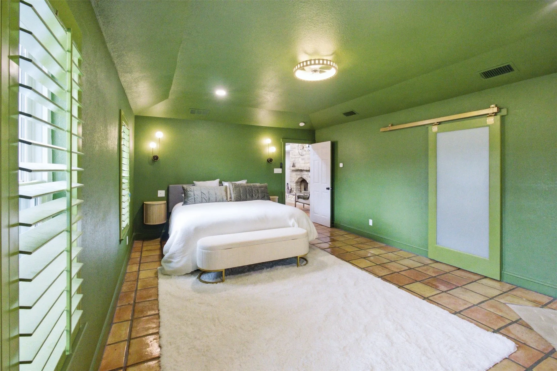Single Family Residence For Sale in Tarrant County , 31 Rancho Drive N, Fort Worth, Texas 76244, 5 Bedroom, 4 Bathroom, 3 Garage spaces, 3,200 Sqft, built in 1986, mls#21352260, Real Estate Agent in Fort Worth, Homes For Sale in Tarrant county, Homes For Sale in Fort Worth, Realtor in Fort Worth Texas, Real Estate Brokerage Independent Realty Texas, Luminita Cordes Realtor