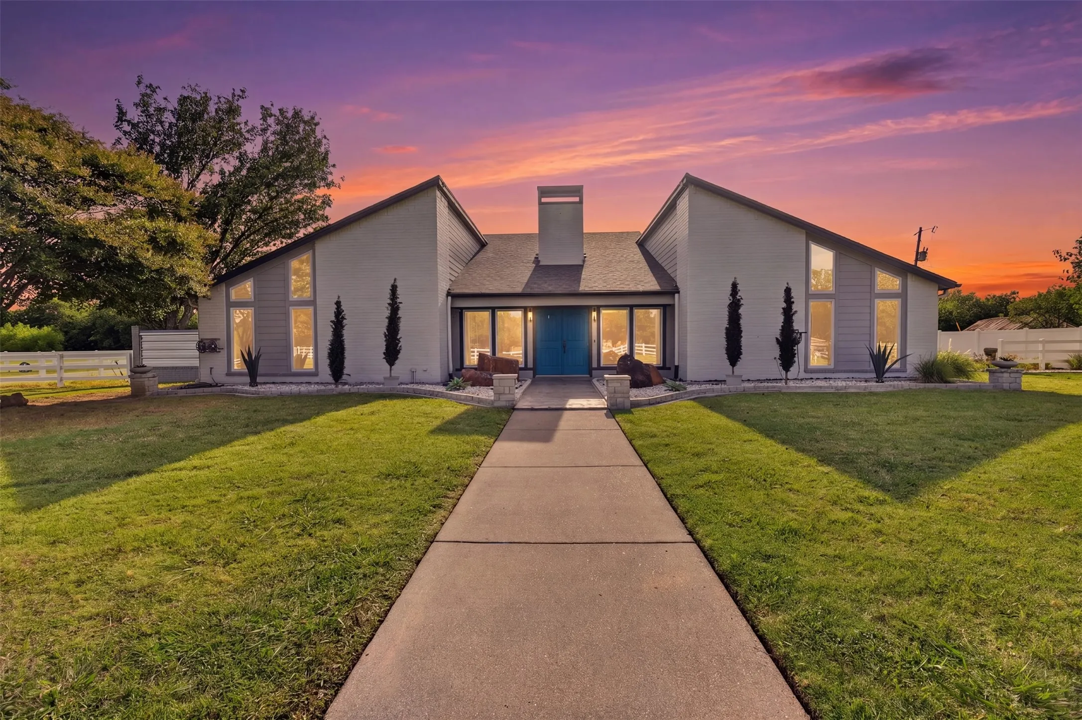 Single Family Residence For Sale in Tarrant County , 31 Rancho Drive N, Fort Worth, Texas 76244, 5 Bedroom, 4 Bathroom, 3 Garage spaces, 3,200 Sqft, built in 1986, mls#21352260, Real Estate Agent in Fort Worth, Homes For Sale in Tarrant county, Homes For Sale in Fort Worth, Realtor in Fort Worth Texas, Real Estate Brokerage Independent Realty Texas, Luminita Cordes Realtor