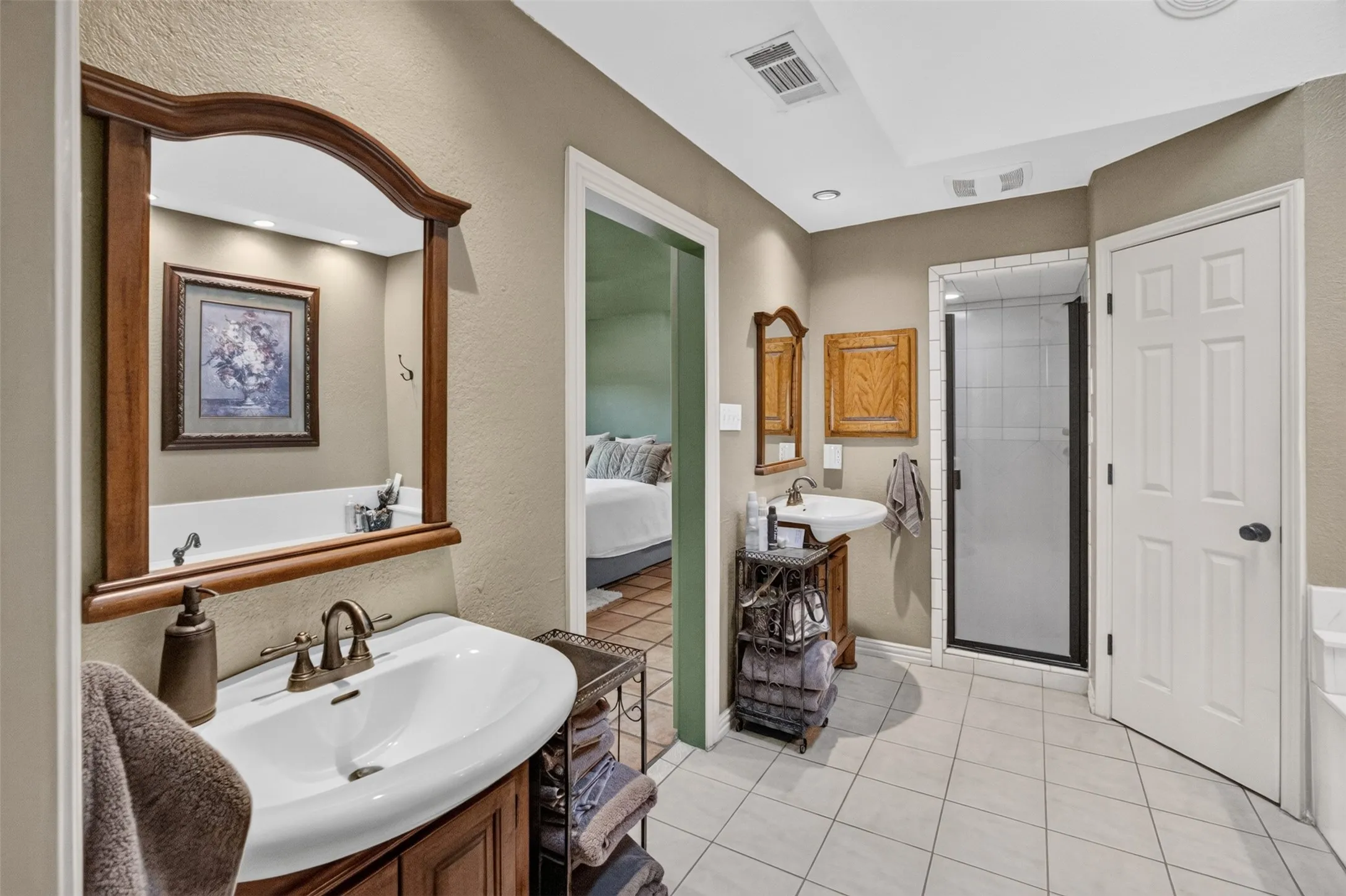 Single Family Residence For Sale in Tarrant County , 31 Rancho Drive N, Fort Worth, Texas 76244, 5 Bedroom, 4 Bathroom, 3 Garage spaces, 3,200 Sqft, built in 1986, mls#21352260, Real Estate Agent in Fort Worth, Homes For Sale in Tarrant county, Homes For Sale in Fort Worth, Realtor in Fort Worth Texas, Real Estate Brokerage Independent Realty Texas, Luminita Cordes Realtor