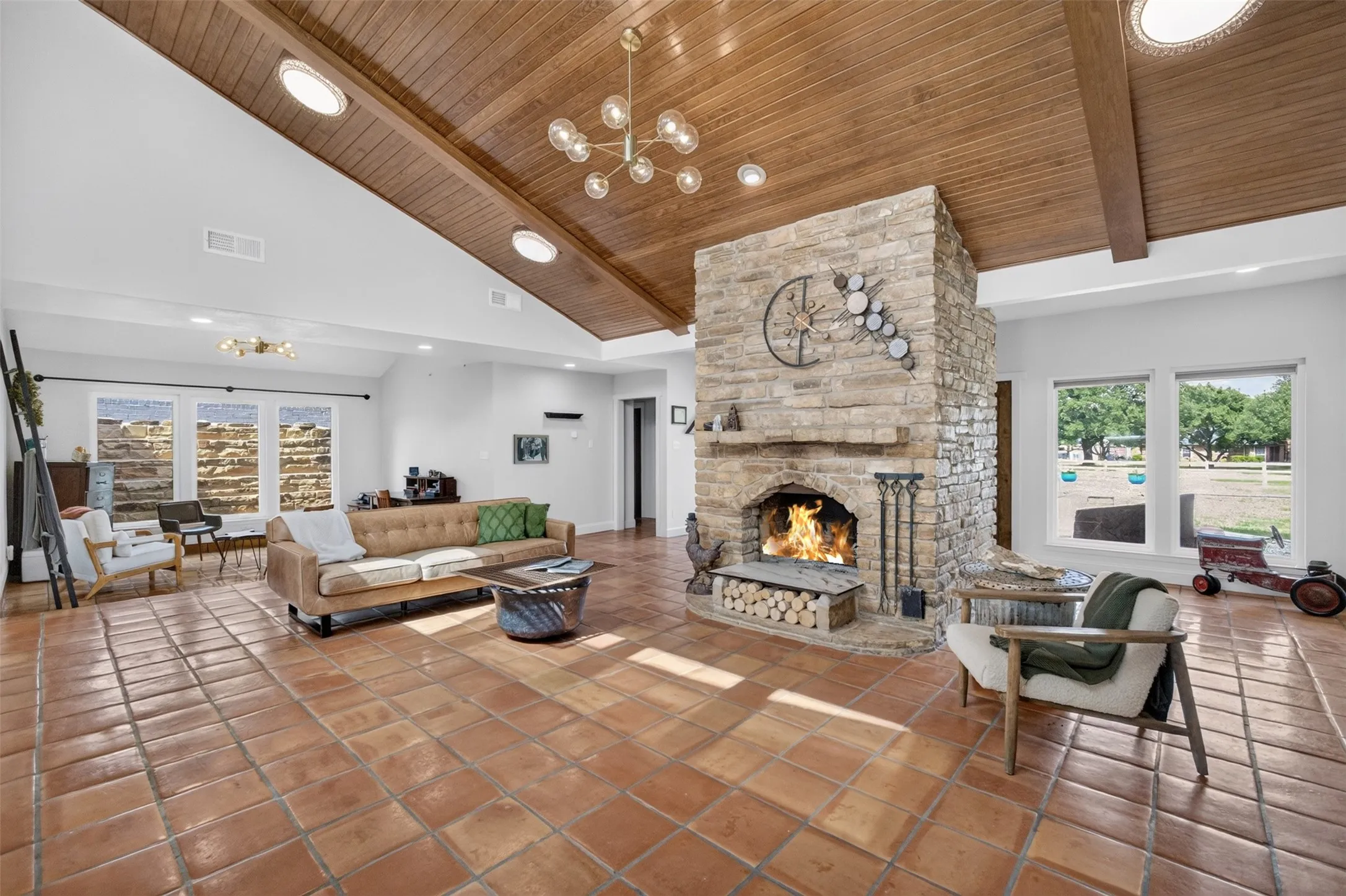 Single Family Residence For Sale in Tarrant County , 31 Rancho Drive N, Fort Worth, Texas 76244, 5 Bedroom, 4 Bathroom, 3 Garage spaces, 3,200 Sqft, built in 1986, mls#21352260, Real Estate Agent in Fort Worth, Homes For Sale in Tarrant county, Homes For Sale in Fort Worth, Realtor in Fort Worth Texas, Real Estate Brokerage Independent Realty Texas, Luminita Cordes Realtor