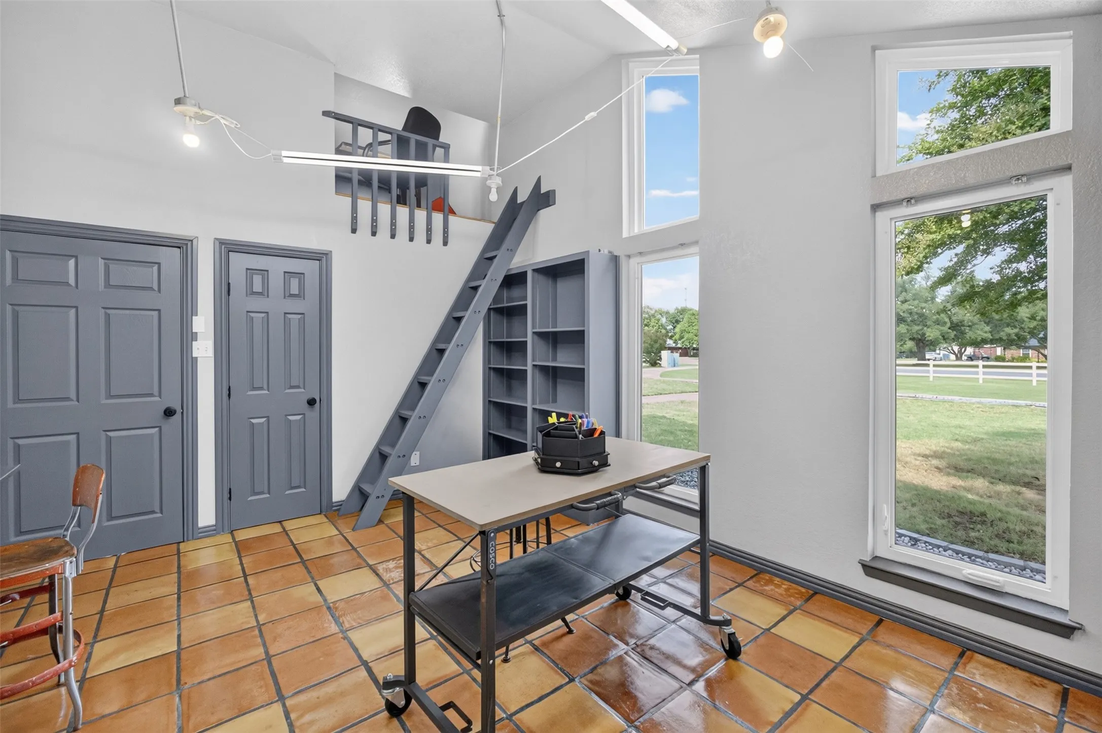 Single Family Residence For Sale in Tarrant County , 31 Rancho Drive N, Fort Worth, Texas 76244, 5 Bedroom, 4 Bathroom, 3 Garage spaces, 3,200 Sqft, built in 1986, mls#21352260, Real Estate Agent in Fort Worth, Homes For Sale in Tarrant county, Homes For Sale in Fort Worth, Realtor in Fort Worth Texas, Real Estate Brokerage Independent Realty Texas, Luminita Cordes Realtor