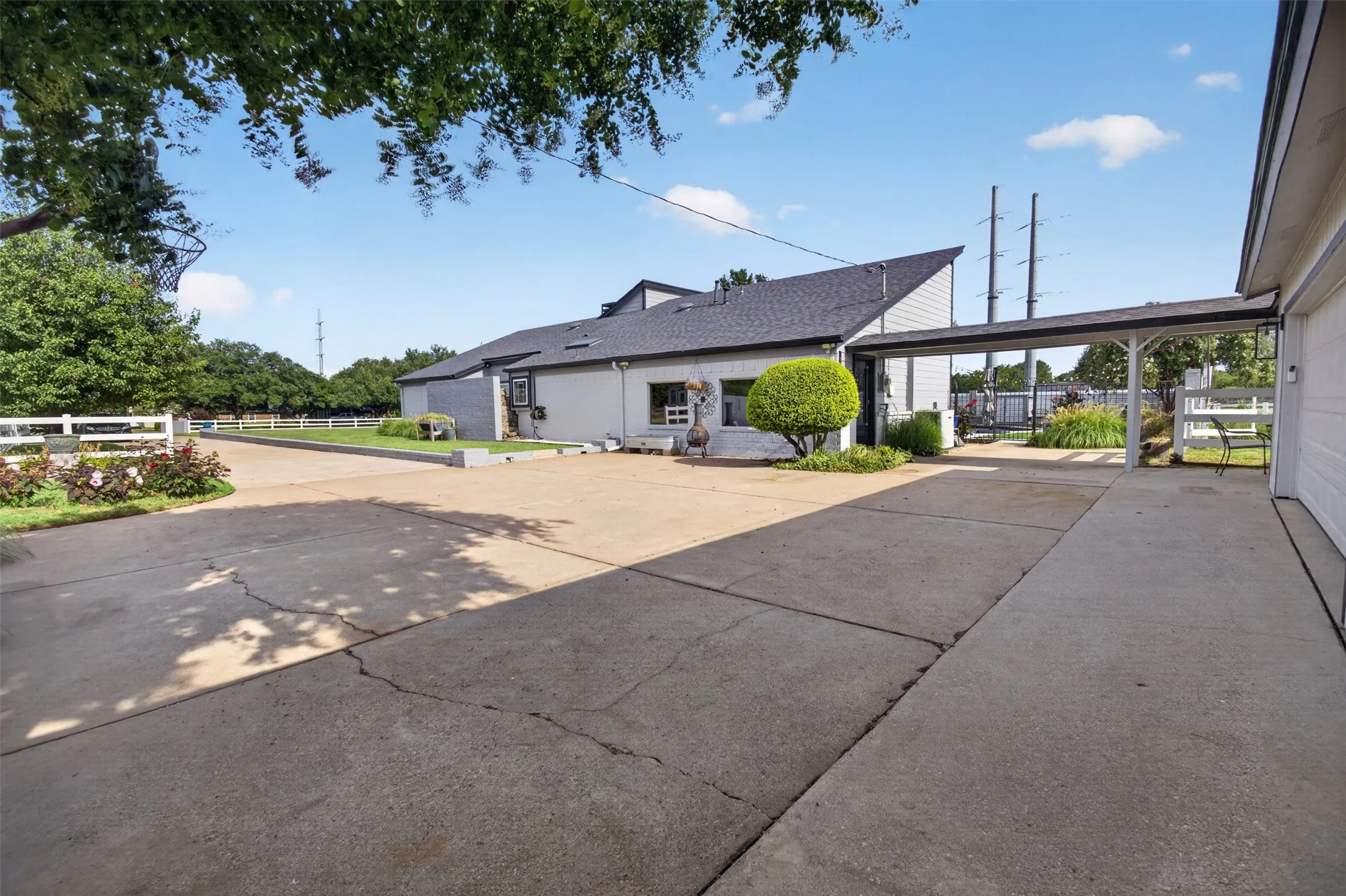 Single Family Residence For Sale in Tarrant County , 31 Rancho Drive N, Fort Worth, Texas 76244, 5 Bedroom, 4 Bathroom, 3 Garage spaces, 3,200 Sqft, built in 1986, mls#21352260, Real Estate Agent in Fort Worth, Homes For Sale in Tarrant county, Homes For Sale in Fort Worth, Realtor in Fort Worth Texas, Real Estate Brokerage Independent Realty Texas, Luminita Cordes Realtor