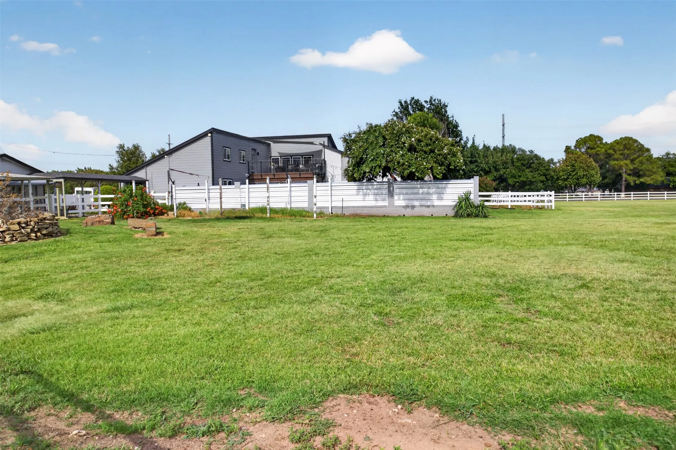 Single Family Residence For Sale in Tarrant County , 31 Rancho Drive N, Fort Worth, Texas 76244, 5 Bedroom, 4 Bathroom, 3 Garage spaces, 3,200 Sqft, built in 1986, mls#21352260, Real Estate Agent in Fort Worth, Homes For Sale in Tarrant county, Homes For Sale in Fort Worth, Realtor in Fort Worth Texas, Real Estate Brokerage Independent Realty Texas, Luminita Cordes Realtor