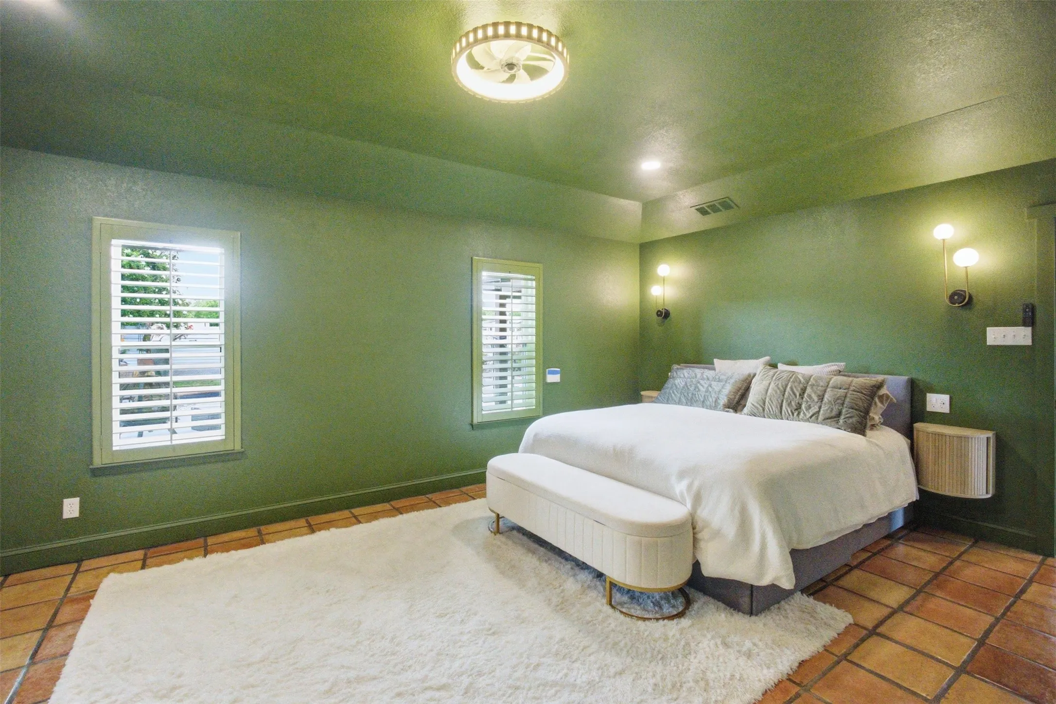 Single Family Residence For Sale in Tarrant County , 31 Rancho Drive N, Fort Worth, Texas 76244, 5 Bedroom, 4 Bathroom, 3 Garage spaces, 3,200 Sqft, built in 1986, mls#21352260, Real Estate Agent in Fort Worth, Homes For Sale in Tarrant county, Homes For Sale in Fort Worth, Realtor in Fort Worth Texas, Real Estate Brokerage Independent Realty Texas, Luminita Cordes Realtor