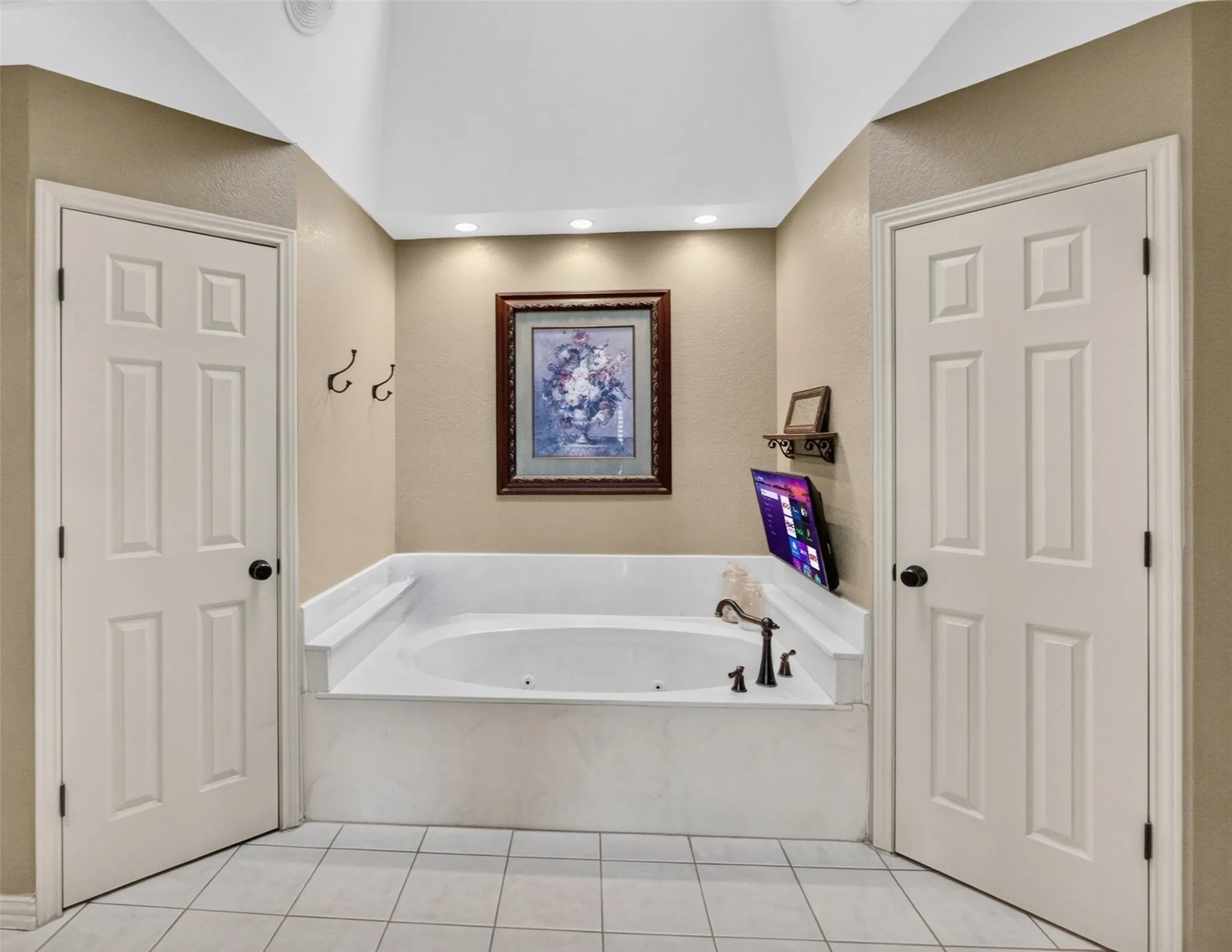 Single Family Residence For Sale in Tarrant County , 31 Rancho Drive N, Fort Worth, Texas 76244, 5 Bedroom, 4 Bathroom, 3 Garage spaces, 3,200 Sqft, built in 1986, mls#21352260, Real Estate Agent in Fort Worth, Homes For Sale in Tarrant county, Homes For Sale in Fort Worth, Realtor in Fort Worth Texas, Real Estate Brokerage Independent Realty Texas, Luminita Cordes Realtor