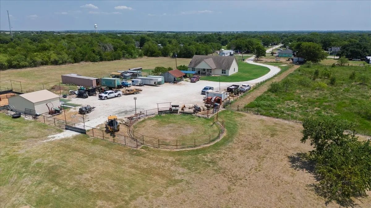 Single Family Residence For Sale in Limestone County , 411 N 6th Street, Coolidge, Texas 76635, 4 Bedroom, 3 Bathroom, Garage spaces, 2,625 Sqft, built in 2015, mls#21350209, Real Estate Agent in Coolidge, Homes For Sale in Limestone county, Homes For Sale in Coolidge, Realtor in Coolidge Texas, Real Estate Brokerage Independent Realty Texas, Luminita Cordes Realtor