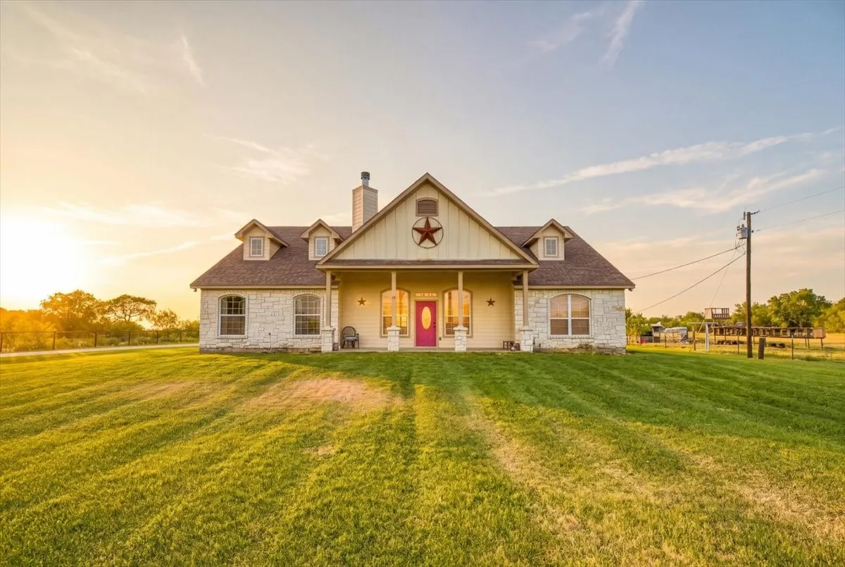 Single Family Residence For Sale in Limestone County , 411 N 6th Street, Coolidge, Texas 76635, 4 Bedroom, 3 Bathroom, Garage spaces, 2,625 Sqft, built in 2015, mls#21350209, Real Estate Agent in Coolidge, Homes For Sale in Limestone county, Homes For Sale in Coolidge, Realtor in Coolidge Texas, Real Estate Brokerage Independent Realty Texas, Luminita Cordes Realtor