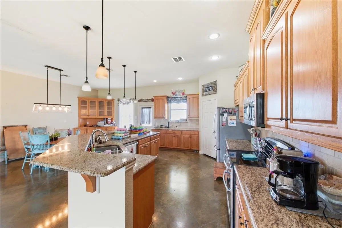 Single Family Residence For Sale in Limestone County , 411 N 6th Street, Coolidge, Texas 76635, 4 Bedroom, 3 Bathroom, Garage spaces, 2,625 Sqft, built in 2015, mls#21350209, Real Estate Agent in Coolidge, Homes For Sale in Limestone county, Homes For Sale in Coolidge, Realtor in Coolidge Texas, Real Estate Brokerage Independent Realty Texas, Luminita Cordes Realtor