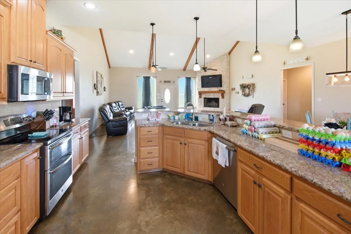 Single Family Residence For Sale in Limestone County , 411 N 6th Street, Coolidge, Texas 76635, 4 Bedroom, 3 Bathroom, Garage spaces, 2,625 Sqft, built in 2015, mls#21350209, Real Estate Agent in Coolidge, Homes For Sale in Limestone county, Homes For Sale in Coolidge, Realtor in Coolidge Texas, Real Estate Brokerage Independent Realty Texas, Luminita Cordes Realtor