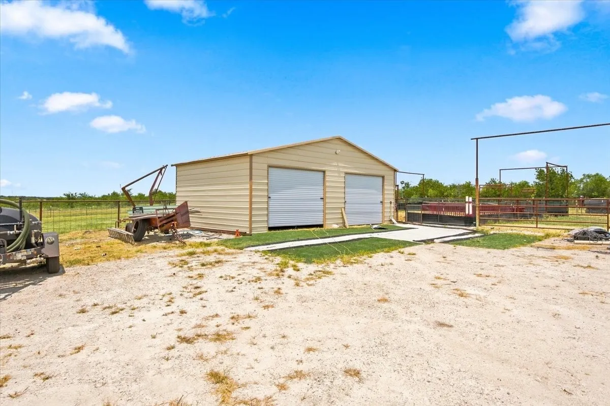 Single Family Residence For Sale in Limestone County , 411 N 6th Street, Coolidge, Texas 76635, 4 Bedroom, 3 Bathroom, Garage spaces, 2,625 Sqft, built in 2015, mls#21350209, Real Estate Agent in Coolidge, Homes For Sale in Limestone county, Homes For Sale in Coolidge, Realtor in Coolidge Texas, Real Estate Brokerage Independent Realty Texas, Luminita Cordes Realtor