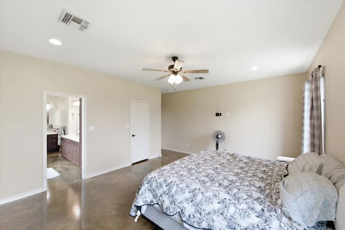 Single Family Residence For Sale in Limestone County , 411 N 6th Street, Coolidge, Texas 76635, 4 Bedroom, 3 Bathroom, Garage spaces, 2,625 Sqft, built in 2015, mls#21350209, Real Estate Agent in Coolidge, Homes For Sale in Limestone county, Homes For Sale in Coolidge, Realtor in Coolidge Texas, Real Estate Brokerage Independent Realty Texas, Luminita Cordes Realtor