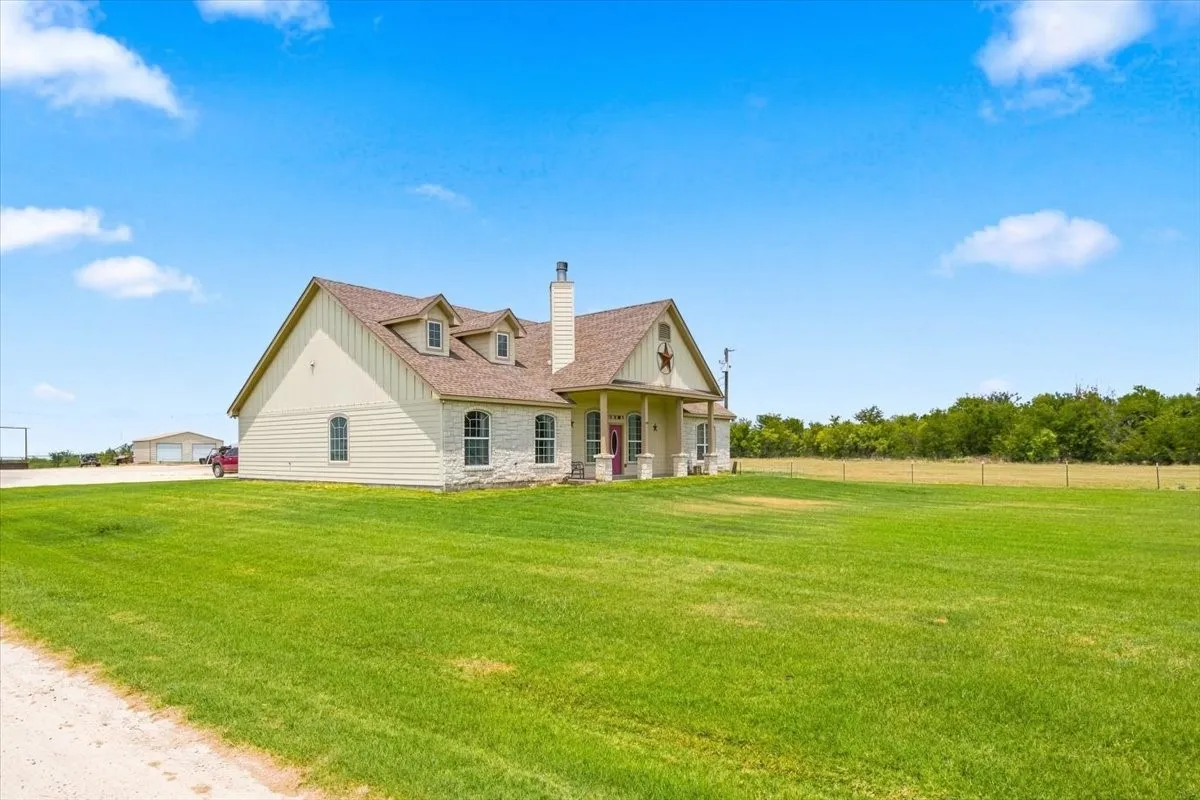 Single Family Residence For Sale in Limestone County , 411 N 6th Street, Coolidge, Texas 76635, 4 Bedroom, 3 Bathroom, Garage spaces, 2,625 Sqft, built in 2015, mls#21350209, Real Estate Agent in Coolidge, Homes For Sale in Limestone county, Homes For Sale in Coolidge, Realtor in Coolidge Texas, Real Estate Brokerage Independent Realty Texas, Luminita Cordes Realtor