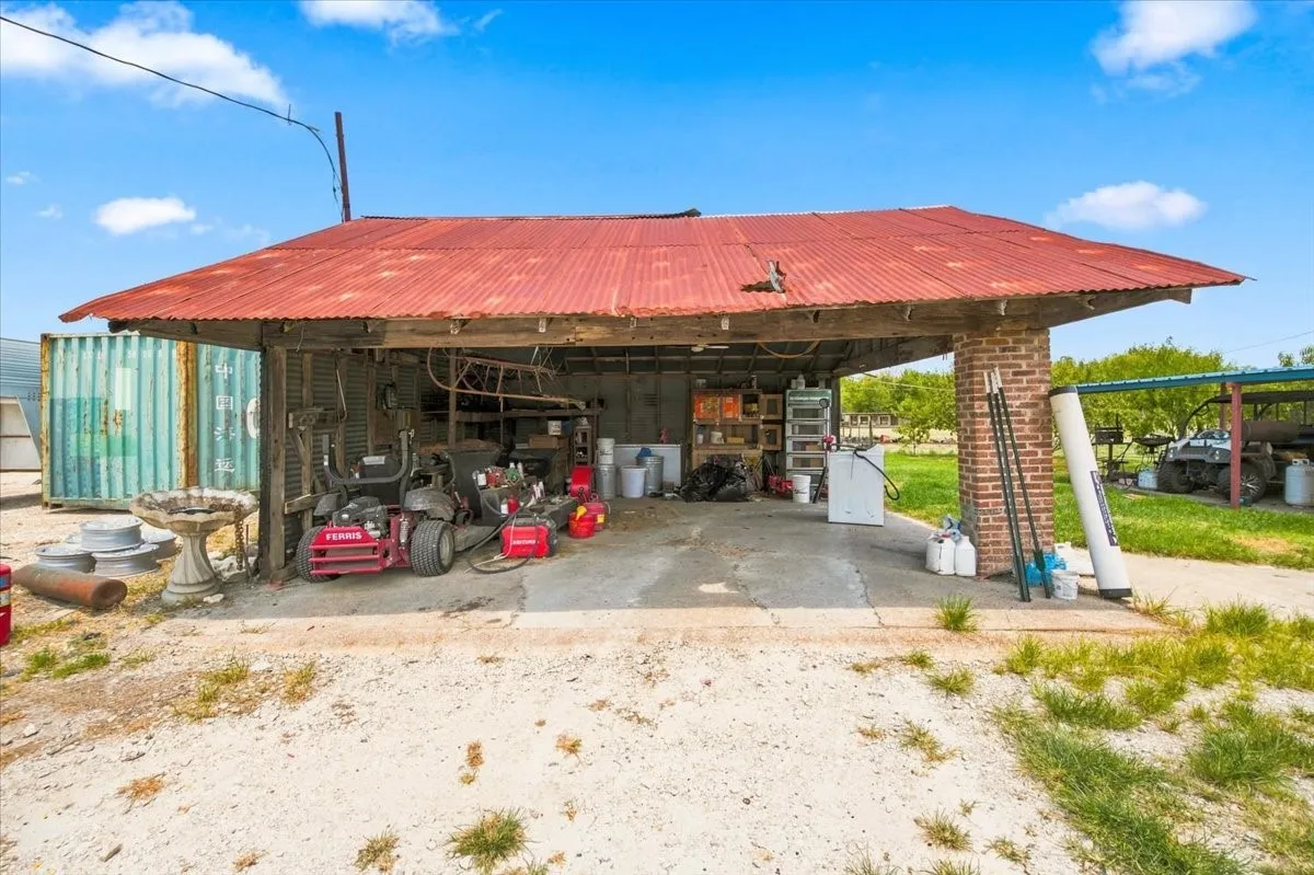 Single Family Residence For Sale in Limestone County , 411 N 6th Street, Coolidge, Texas 76635, 4 Bedroom, 3 Bathroom, Garage spaces, 2,625 Sqft, built in 2015, mls#21350209, Real Estate Agent in Coolidge, Homes For Sale in Limestone county, Homes For Sale in Coolidge, Realtor in Coolidge Texas, Real Estate Brokerage Independent Realty Texas, Luminita Cordes Realtor