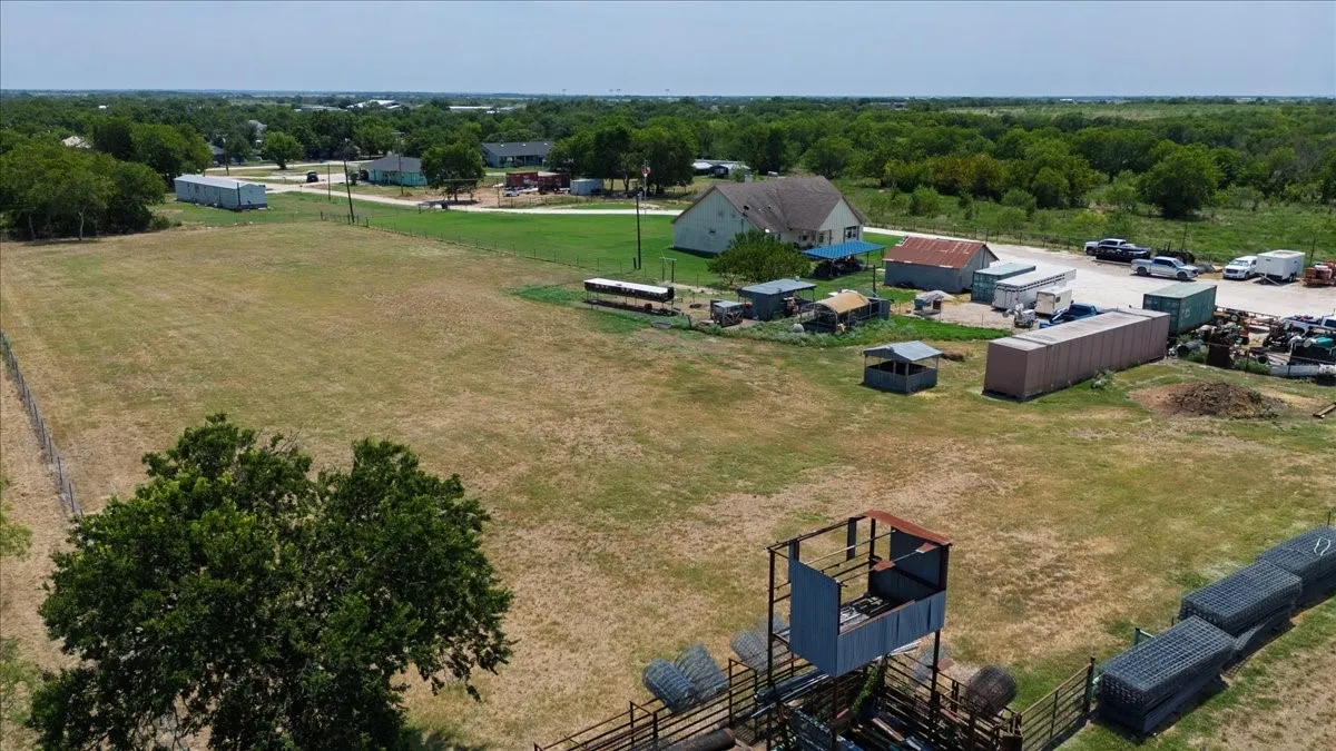 Single Family Residence For Sale in Limestone County , 411 N 6th Street, Coolidge, Texas 76635, 4 Bedroom, 3 Bathroom, Garage spaces, 2,625 Sqft, built in 2015, mls#21350209, Real Estate Agent in Coolidge, Homes For Sale in Limestone county, Homes For Sale in Coolidge, Realtor in Coolidge Texas, Real Estate Brokerage Independent Realty Texas, Luminita Cordes Realtor