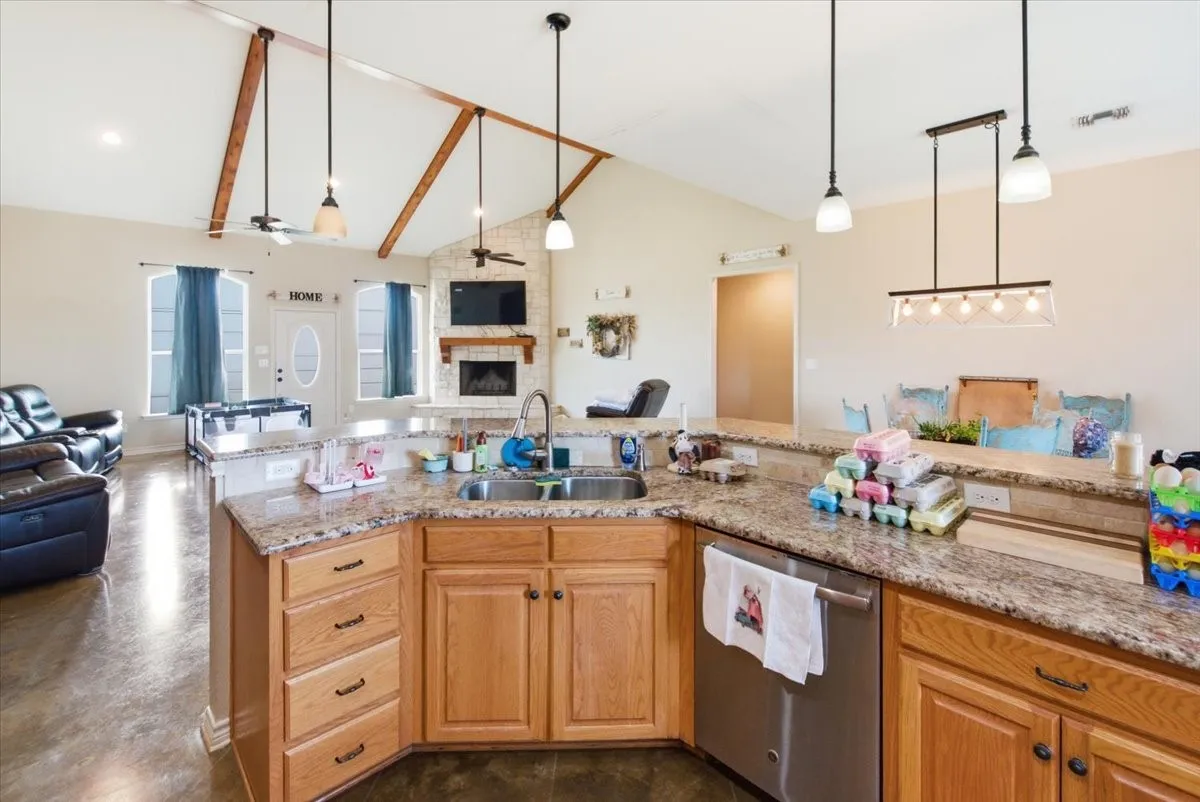 Single Family Residence For Sale in Limestone County , 411 N 6th Street, Coolidge, Texas 76635, 4 Bedroom, 3 Bathroom, Garage spaces, 2,625 Sqft, built in 2015, mls#21350209, Real Estate Agent in Coolidge, Homes For Sale in Limestone county, Homes For Sale in Coolidge, Realtor in Coolidge Texas, Real Estate Brokerage Independent Realty Texas, Luminita Cordes Realtor