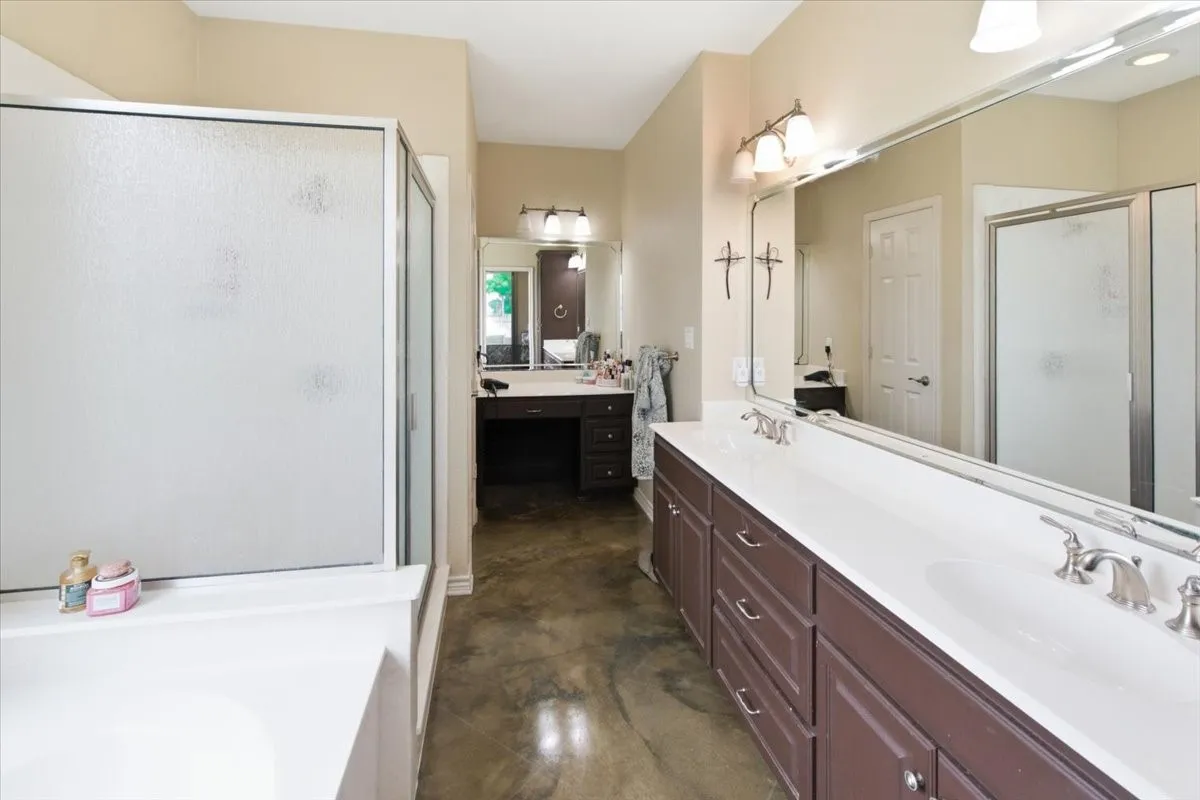 Single Family Residence For Sale in Limestone County , 411 N 6th Street, Coolidge, Texas 76635, 4 Bedroom, 3 Bathroom, Garage spaces, 2,625 Sqft, built in 2015, mls#21350209, Real Estate Agent in Coolidge, Homes For Sale in Limestone county, Homes For Sale in Coolidge, Realtor in Coolidge Texas, Real Estate Brokerage Independent Realty Texas, Luminita Cordes Realtor