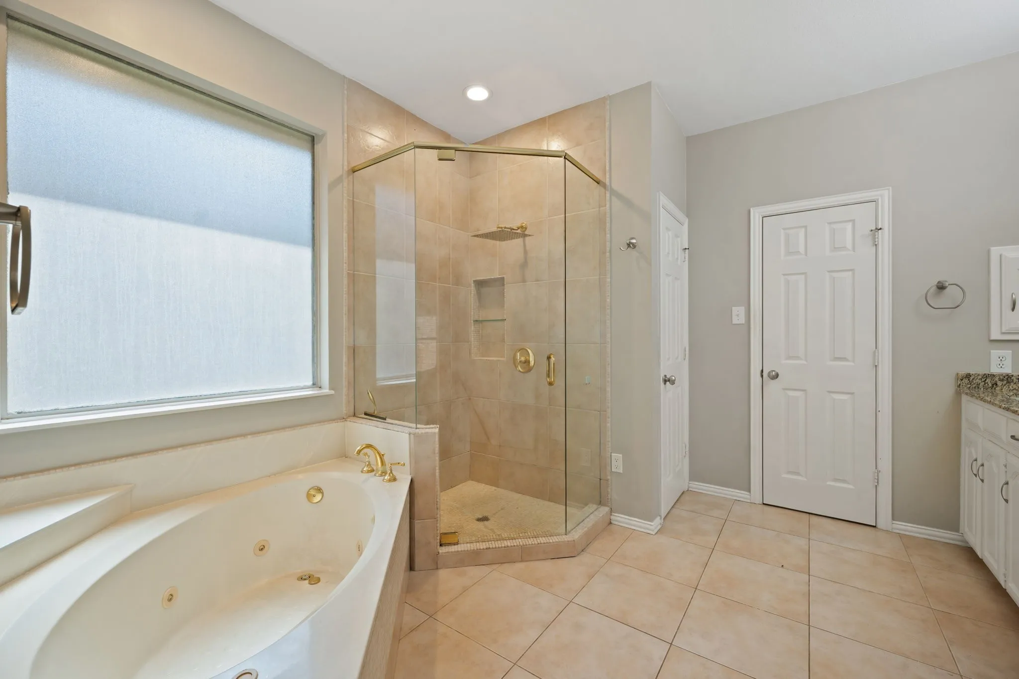 Single Family Residence For Sale in Dallas County , 2311 Creekside Circle N, Irving, Texas 75063, 4 Bedroom, 4 Bathroom, 2 Garage spaces, 3,355 Sqft, built in 1990, mls#21348469, Real Estate Agent in Irving, Homes For Sale in Dallas county, Homes For Sale in Irving, Realtor in Irving Texas, Real Estate Brokerage Independent Realty Texas, Luminita Cordes Realtor