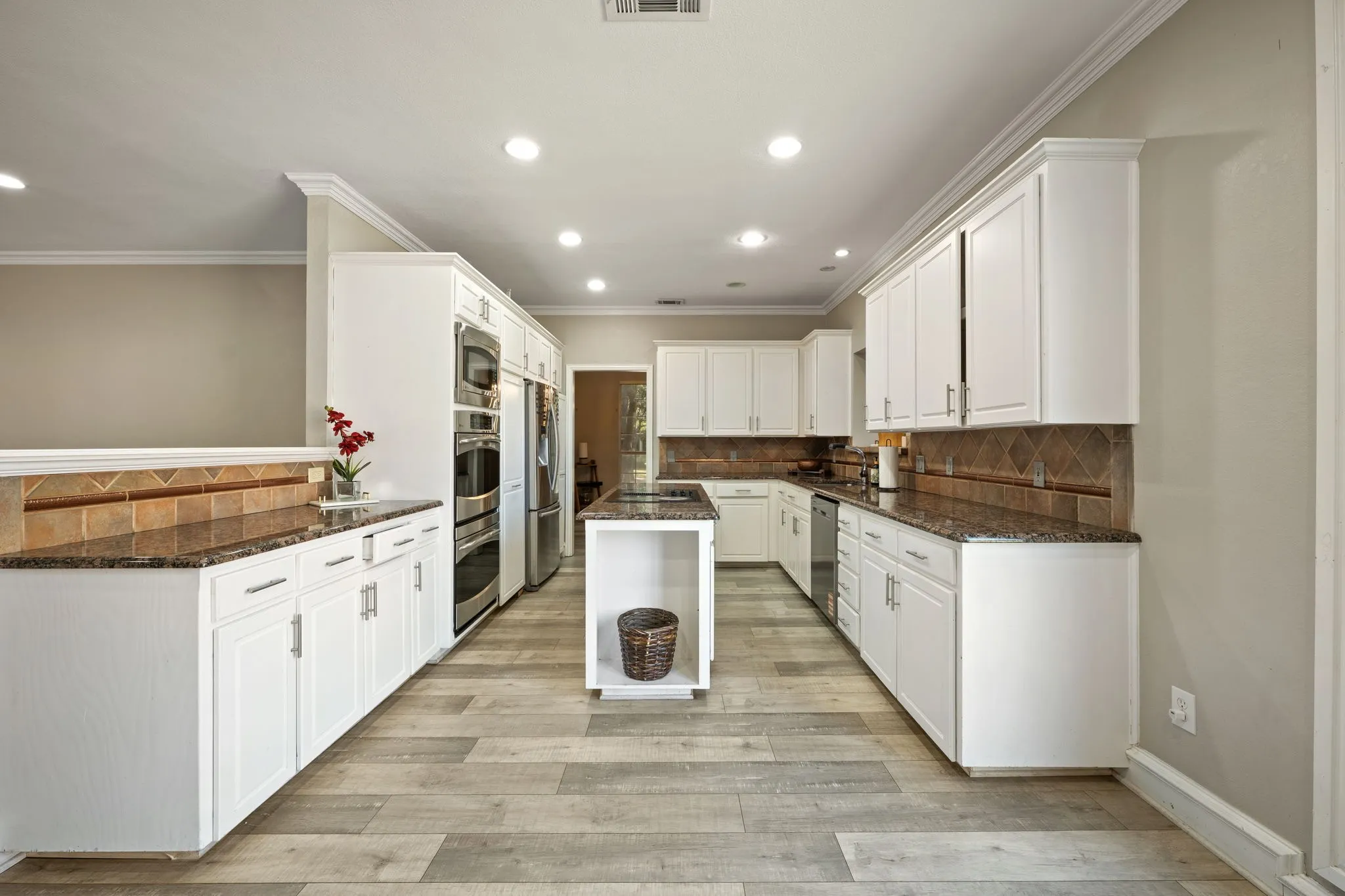Single Family Residence For Sale in Dallas County , 2311 Creekside Circle N, Irving, Texas 75063, 4 Bedroom, 4 Bathroom, 2 Garage spaces, 3,355 Sqft, built in 1990, mls#21348469, Real Estate Agent in Irving, Homes For Sale in Dallas county, Homes For Sale in Irving, Realtor in Irving Texas, Real Estate Brokerage Independent Realty Texas, Luminita Cordes Realtor