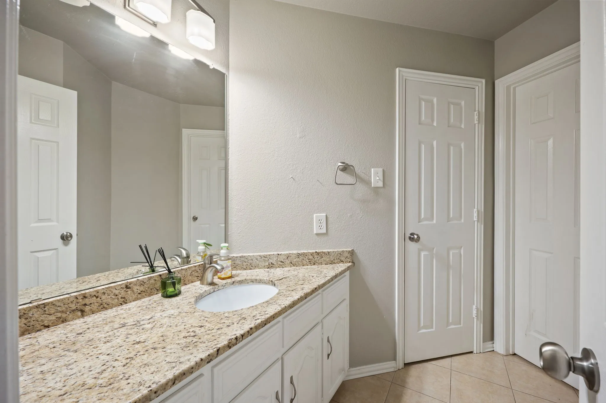 Single Family Residence For Sale in Dallas County , 2311 Creekside Circle N, Irving, Texas 75063, 4 Bedroom, 4 Bathroom, 2 Garage spaces, 3,355 Sqft, built in 1990, mls#21348469, Real Estate Agent in Irving, Homes For Sale in Dallas county, Homes For Sale in Irving, Realtor in Irving Texas, Real Estate Brokerage Independent Realty Texas, Luminita Cordes Realtor