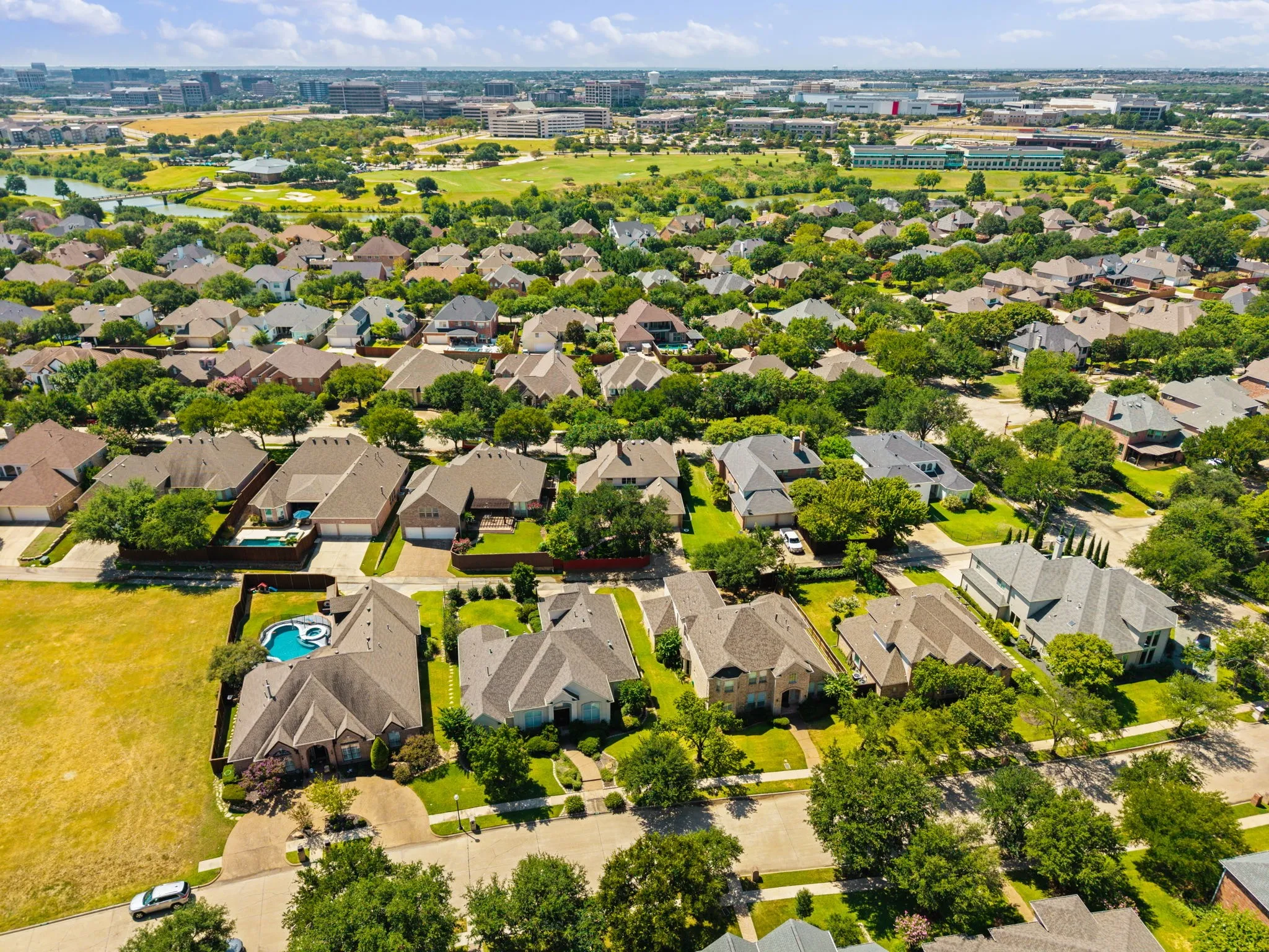 Single Family Residence For Sale in Dallas County , 2311 Creekside Circle N, Irving, Texas 75063, 4 Bedroom, 4 Bathroom, 2 Garage spaces, 3,355 Sqft, built in 1990, mls#21348469, Real Estate Agent in Irving, Homes For Sale in Dallas county, Homes For Sale in Irving, Realtor in Irving Texas, Real Estate Brokerage Independent Realty Texas, Luminita Cordes Realtor