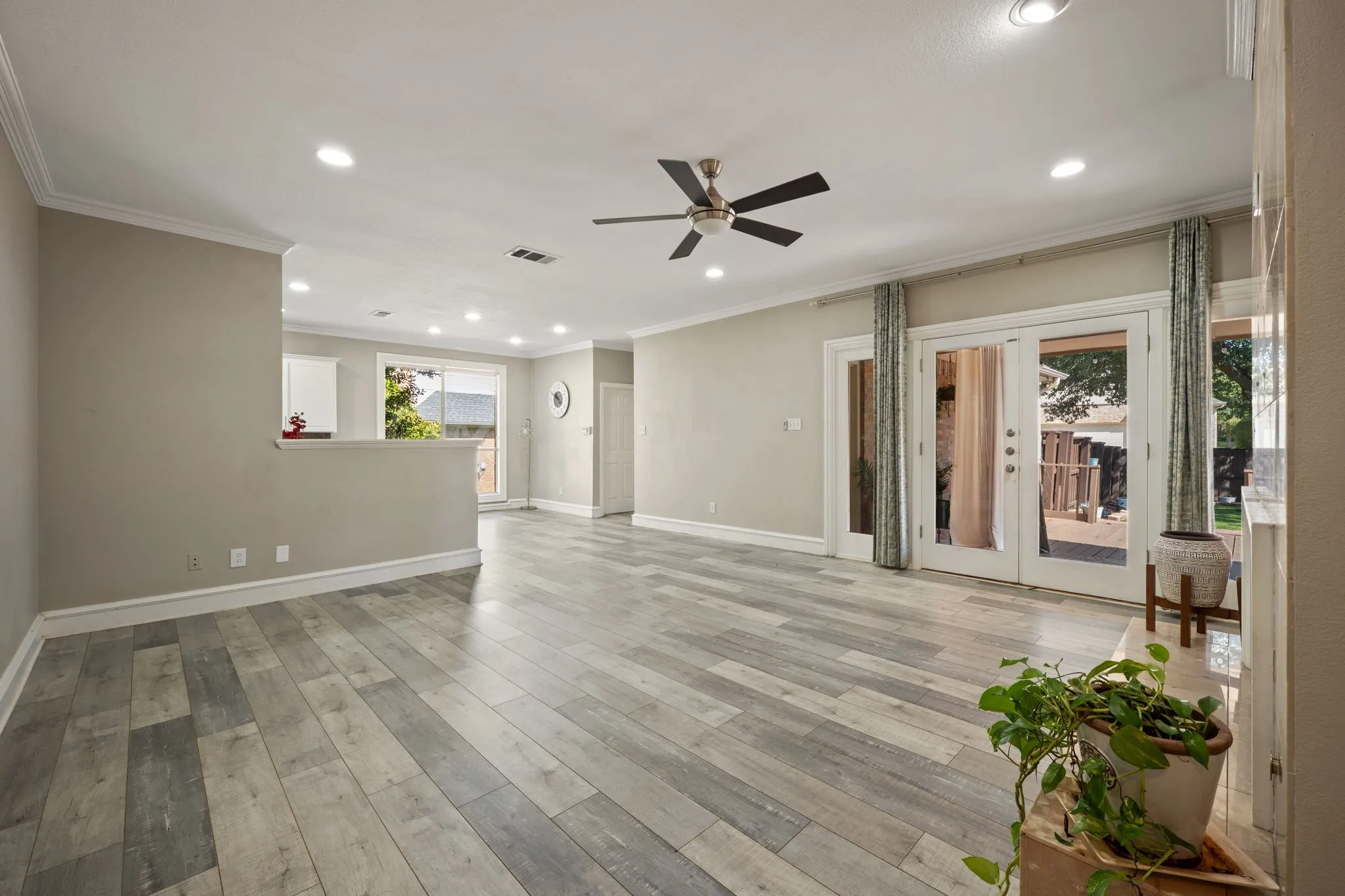 Single Family Residence For Sale in Dallas County , 2311 Creekside Circle N, Irving, Texas 75063, 4 Bedroom, 4 Bathroom, 2 Garage spaces, 3,355 Sqft, built in 1990, mls#21348469, Real Estate Agent in Irving, Homes For Sale in Dallas county, Homes For Sale in Irving, Realtor in Irving Texas, Real Estate Brokerage Independent Realty Texas, Luminita Cordes Realtor