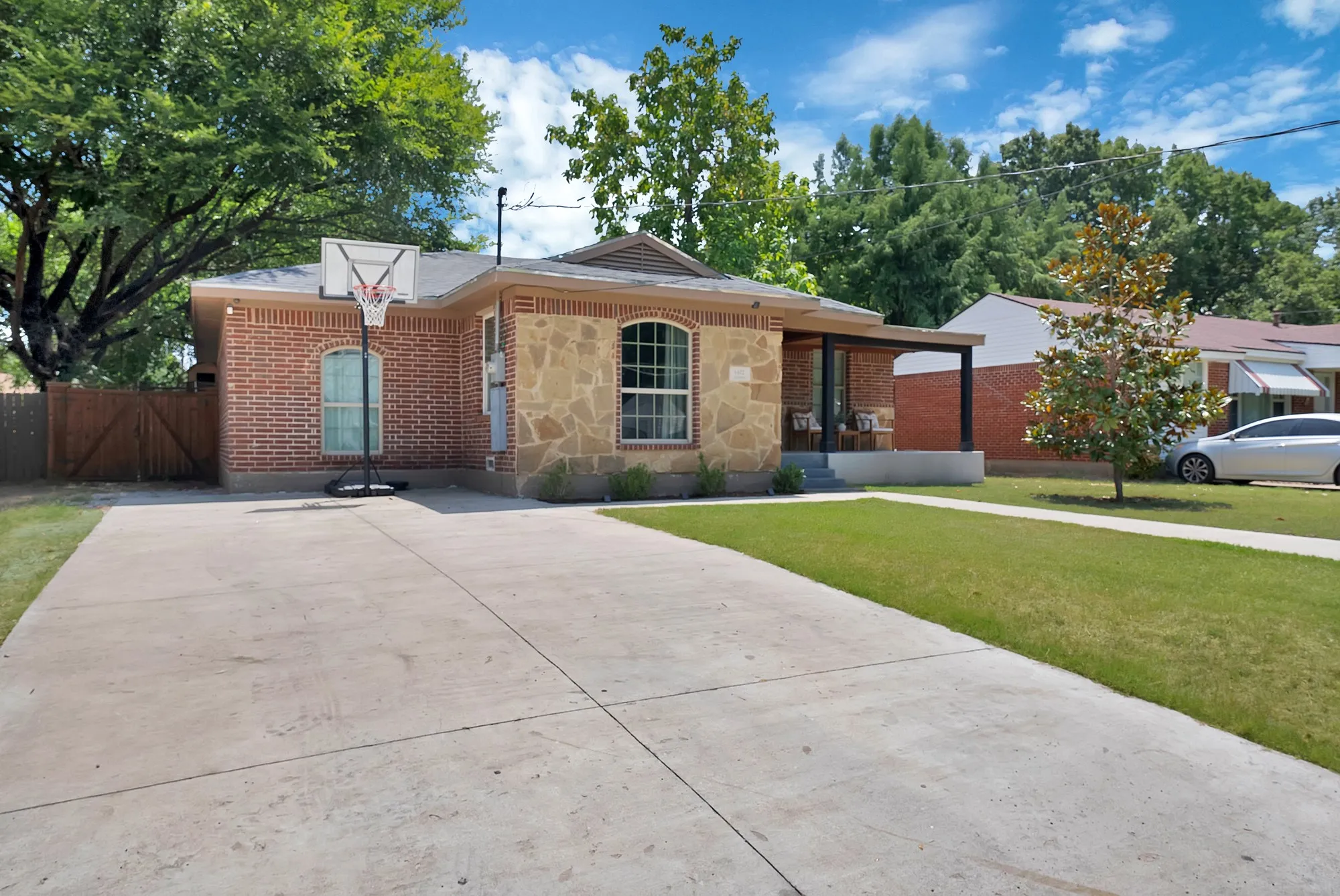 Single Family Residence For Sale in Dallas County , 1102 Ash Street, Irving, Texas 75060, 4 Bedroom, 2 Bathroom, Garage spaces, 1,430 Sqft, built in 1950, mls#21352538, Real Estate Agent in Irving, Homes For Sale in Dallas county, Homes For Sale in Irving, Realtor in Irving Texas, Real Estate Brokerage Independent Realty Texas, Luminita Cordes Realtor