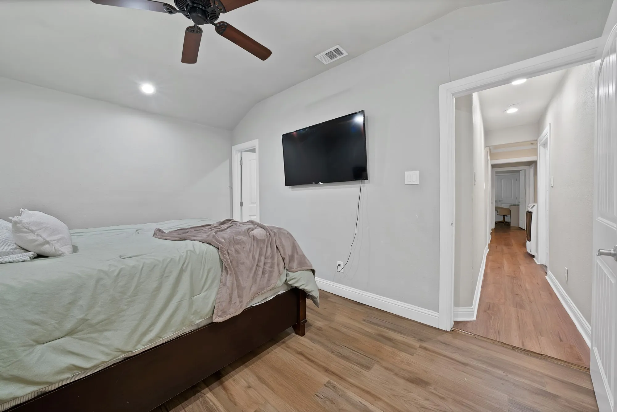 Single Family Residence For Sale in Dallas County , 1102 Ash Street, Irving, Texas 75060, 4 Bedroom, 2 Bathroom, Garage spaces, 1,430 Sqft, built in 1950, mls#21352538, Real Estate Agent in Irving, Homes For Sale in Dallas county, Homes For Sale in Irving, Realtor in Irving Texas, Real Estate Brokerage Independent Realty Texas, Luminita Cordes Realtor