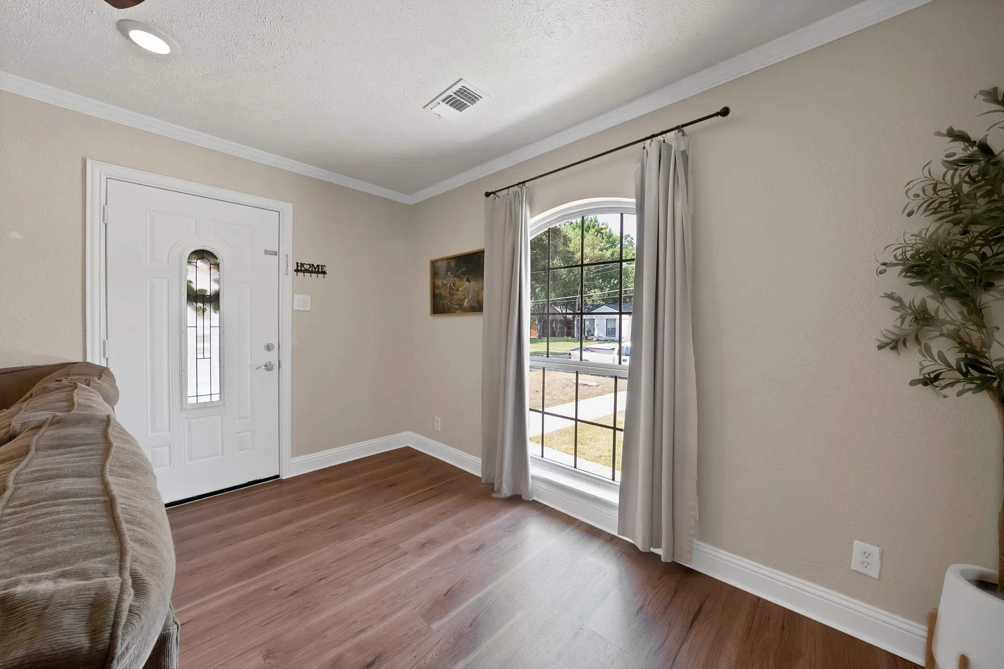Single Family Residence For Sale in Dallas County , 1102 Ash Street, Irving, Texas 75060, 4 Bedroom, 2 Bathroom, Garage spaces, 1,430 Sqft, built in 1950, mls#21352538, Real Estate Agent in Irving, Homes For Sale in Dallas county, Homes For Sale in Irving, Realtor in Irving Texas, Real Estate Brokerage Independent Realty Texas, Luminita Cordes Realtor
