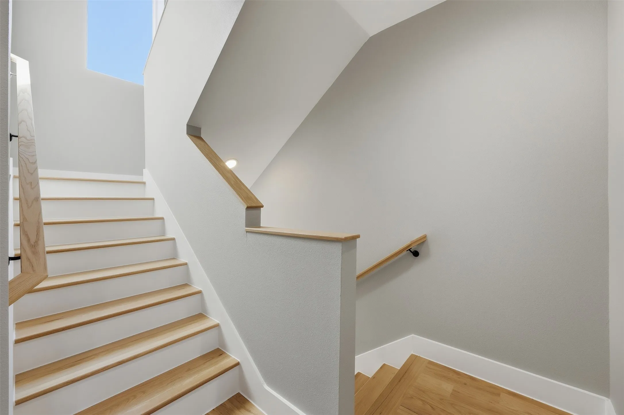 Townhouse For Rent in Dallas County , 2214 Annex Avenue 103, Dallas, Texas 75204, 2 Bedroom, 3 Bathroom, 2 Garage spaces, 1,573 Sqft, built in 2024, mls#21353199, Real Estate Agent in Dallas, Homes For Rent in Dallas county, Homes For Rent in Dallas, Realtor in Dallas Texas, Real Estate Brokerage Independent Realty Texas, Luminita Cordes Realtor