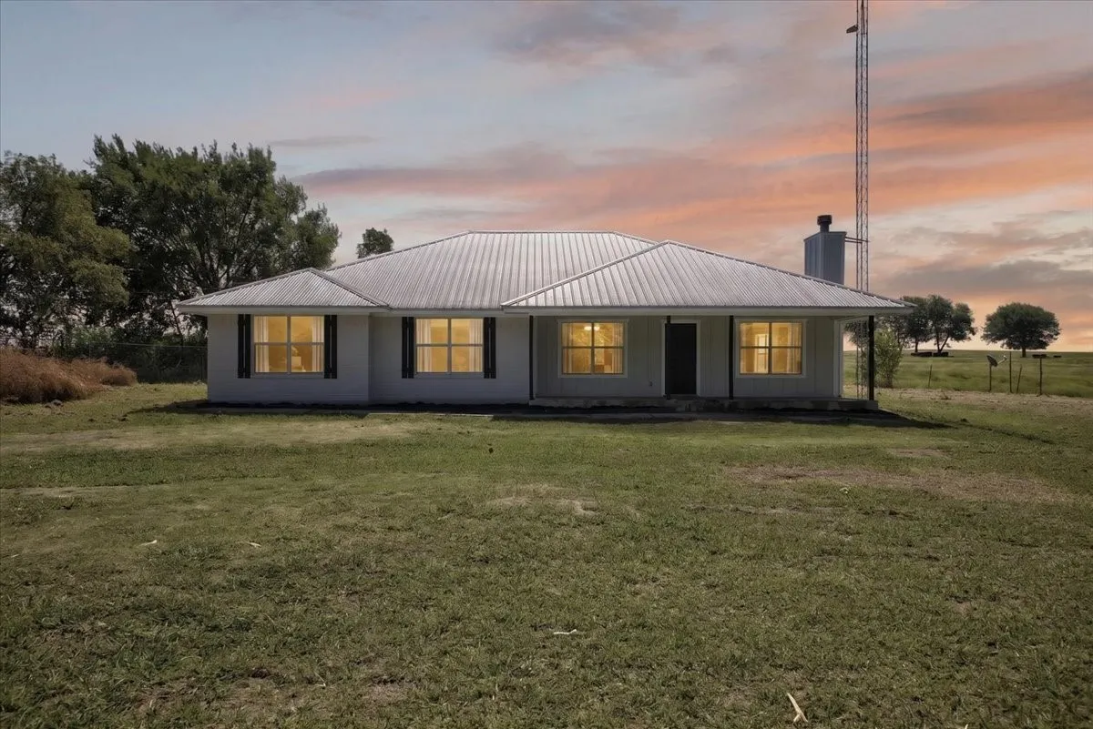 Single Family Residence For Sale in Hill County , 187 Private Road 416, Itasca, Texas 76055, 4 Bedroom, 2 Bathroom, Garage spaces, 1,862 Sqft, built in 2000, mls#21350681, Real Estate Agent in Itasca, Homes For Sale in Hill county, Homes For Sale in Itasca, Realtor in Itasca Texas, Real Estate Brokerage Independent Realty Texas, Luminita Cordes Realtor