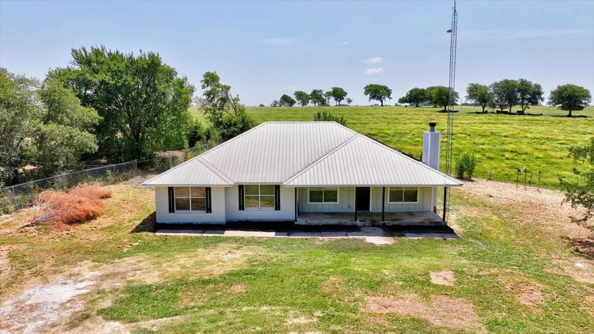 Single Family Residence For Sale in Hill County , 187 Private Road 416, Itasca, Texas 76055, 4 Bedroom, 2 Bathroom, Garage spaces, 1,862 Sqft, built in 2000, mls#21350681, Real Estate Agent in Itasca, Homes For Sale in Hill county, Homes For Sale in Itasca, Realtor in Itasca Texas, Real Estate Brokerage Independent Realty Texas, Luminita Cordes Realtor