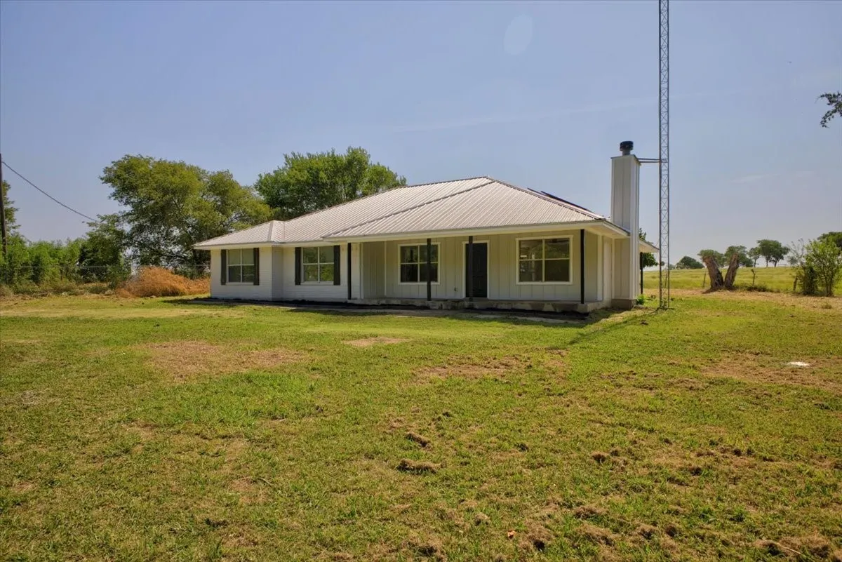 Single Family Residence For Sale in Hill County , 187 Private Road 416, Itasca, Texas 76055, 4 Bedroom, 2 Bathroom, Garage spaces, 1,862 Sqft, built in 2000, mls#21350681, Real Estate Agent in Itasca, Homes For Sale in Hill county, Homes For Sale in Itasca, Realtor in Itasca Texas, Real Estate Brokerage Independent Realty Texas, Luminita Cordes Realtor
