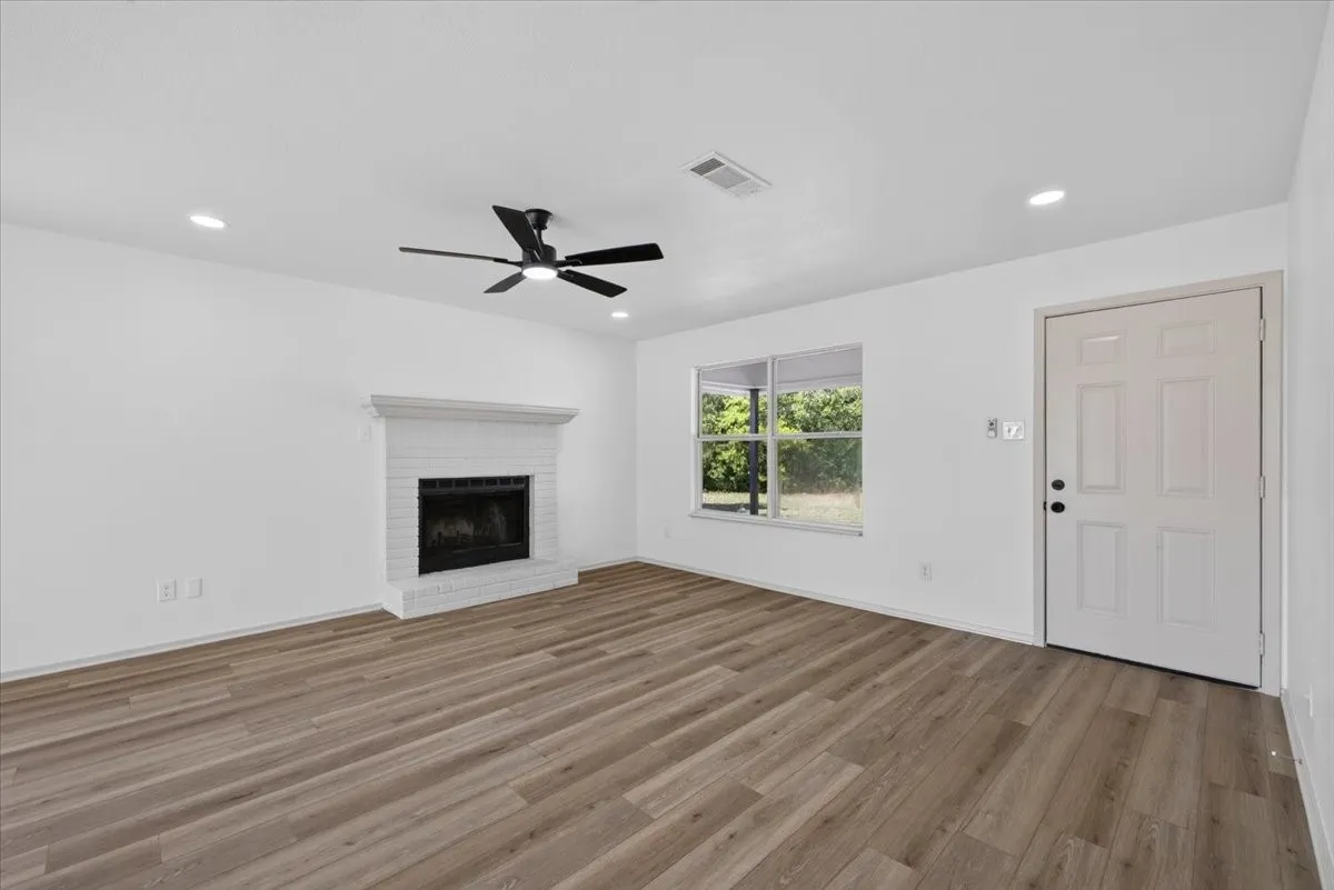 Single Family Residence For Sale in Hill County , 187 Private Road 416, Itasca, Texas 76055, 4 Bedroom, 2 Bathroom, Garage spaces, 1,862 Sqft, built in 2000, mls#21350681, Real Estate Agent in Itasca, Homes For Sale in Hill county, Homes For Sale in Itasca, Realtor in Itasca Texas, Real Estate Brokerage Independent Realty Texas, Luminita Cordes Realtor